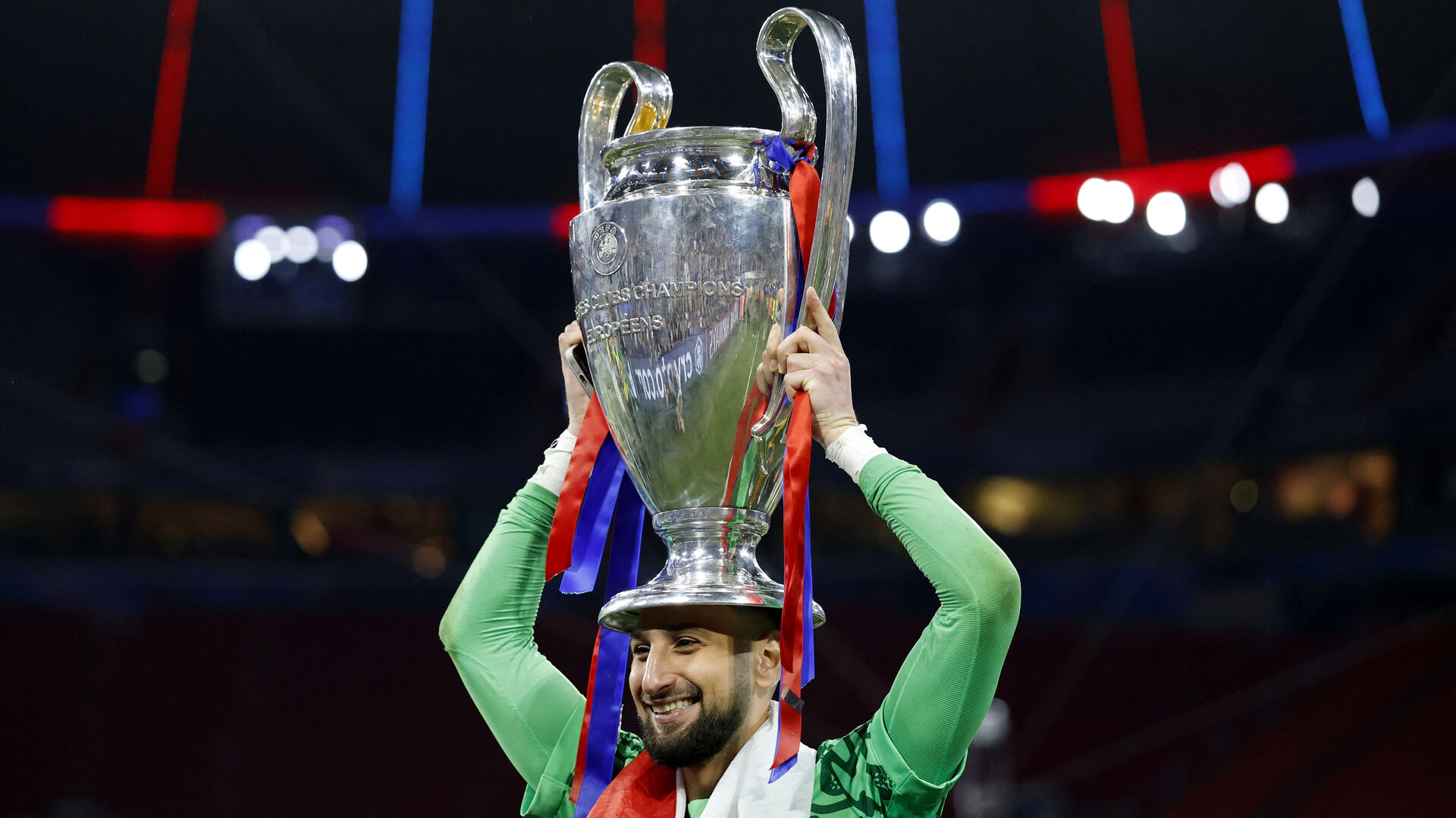 Gianluigi Donnarumma poserer med Champions League-trofæet