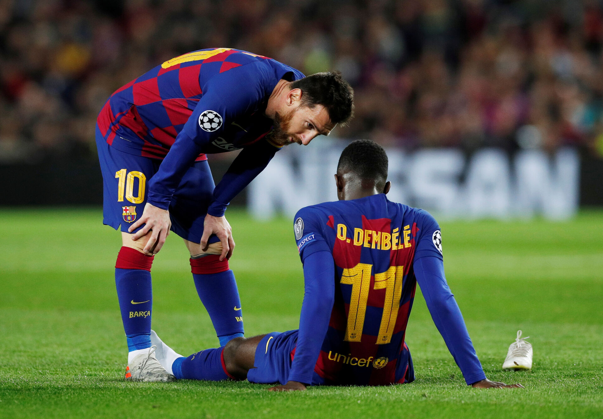 Lionel Messi taler til Ousmane Dembele i FC Barcelona.