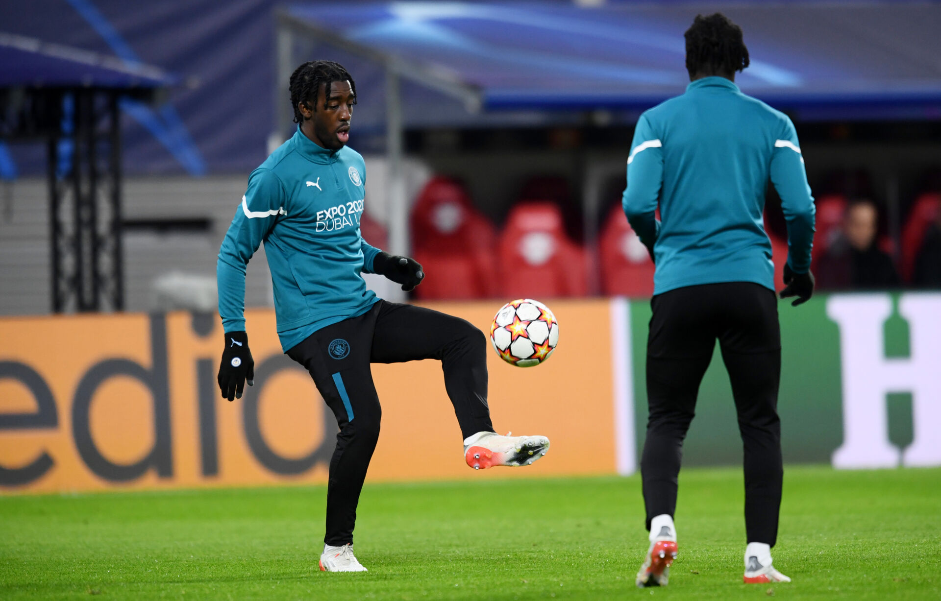 Josh Wilson-Esbrand jonglerer med en holdkammerat