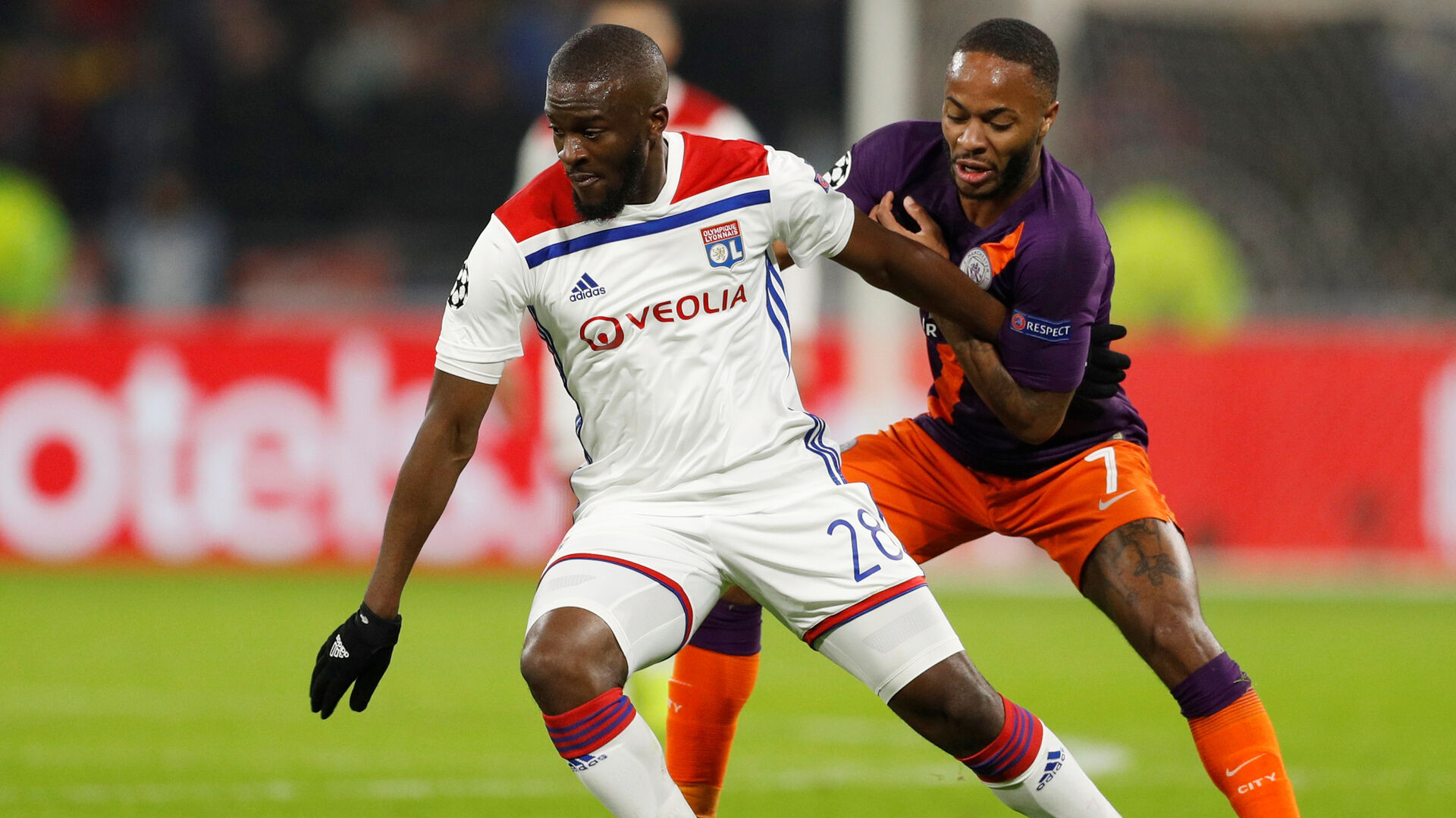Tanguy Ndombele i duel med Raheem Sterling