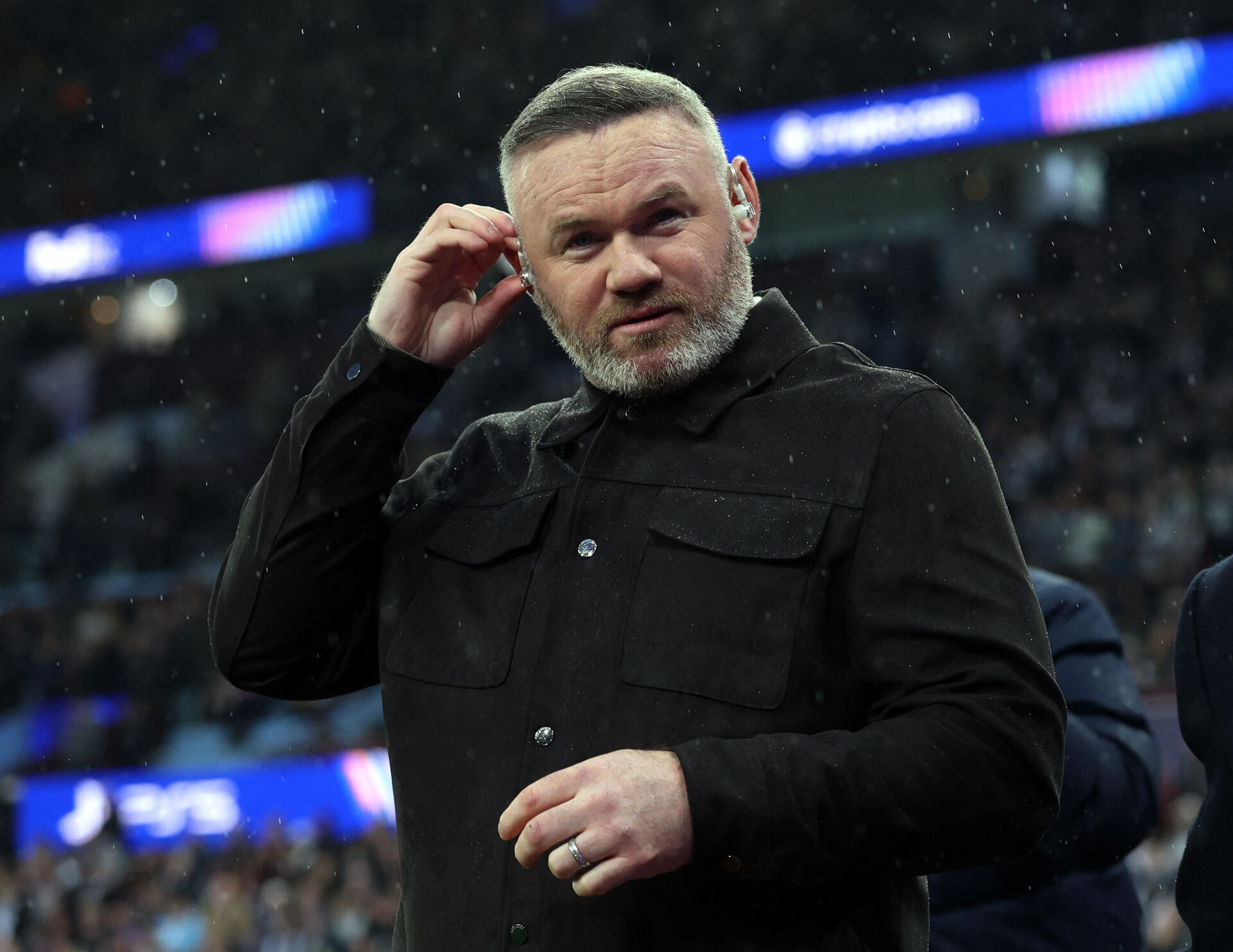 Wayne Rooney som reporter til en kamp.