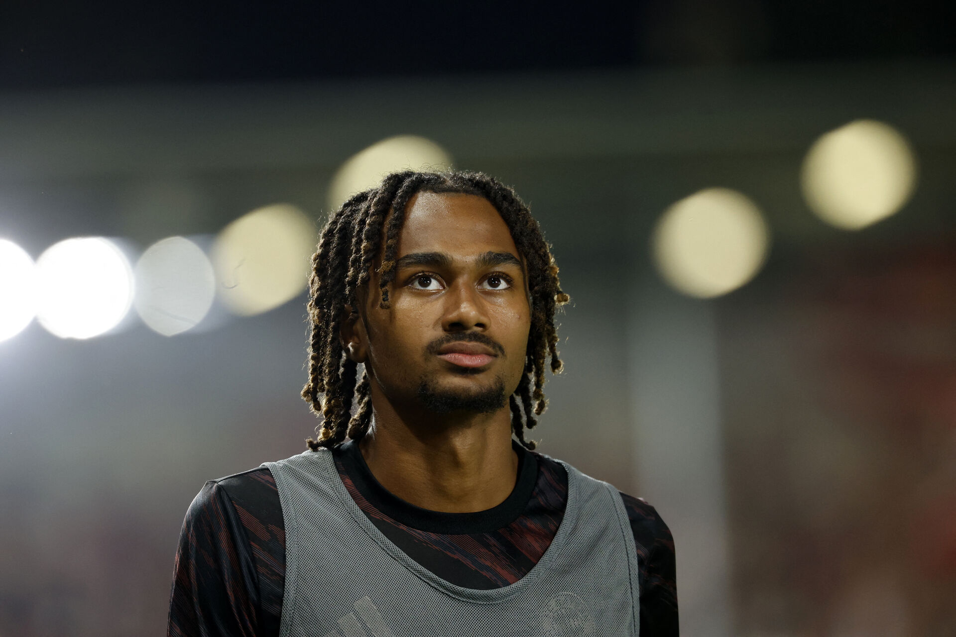 svenske Jonah Kusi-Asare under opvarmning for Bayern München.