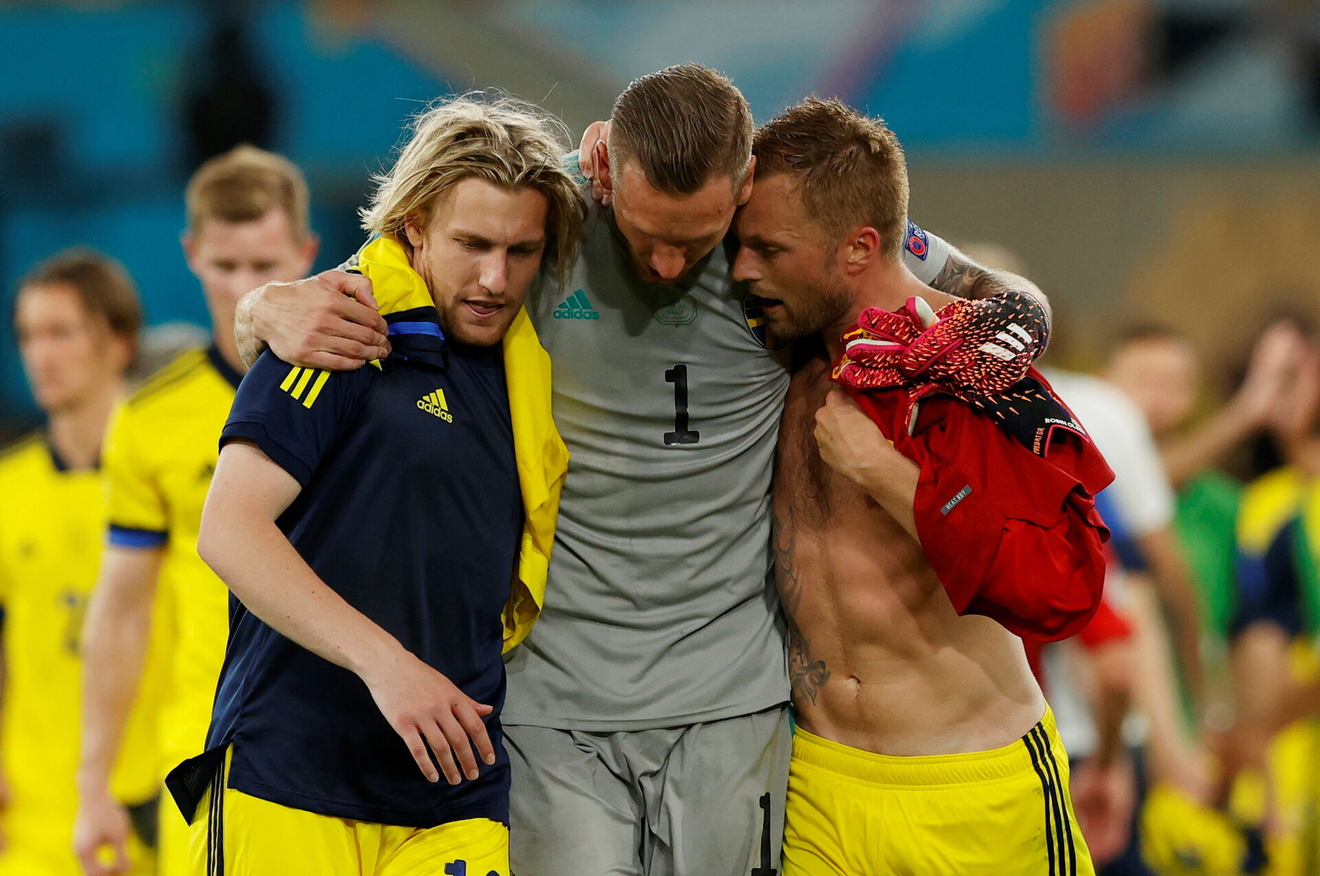 Sverige-spillere krammer efter kamp.