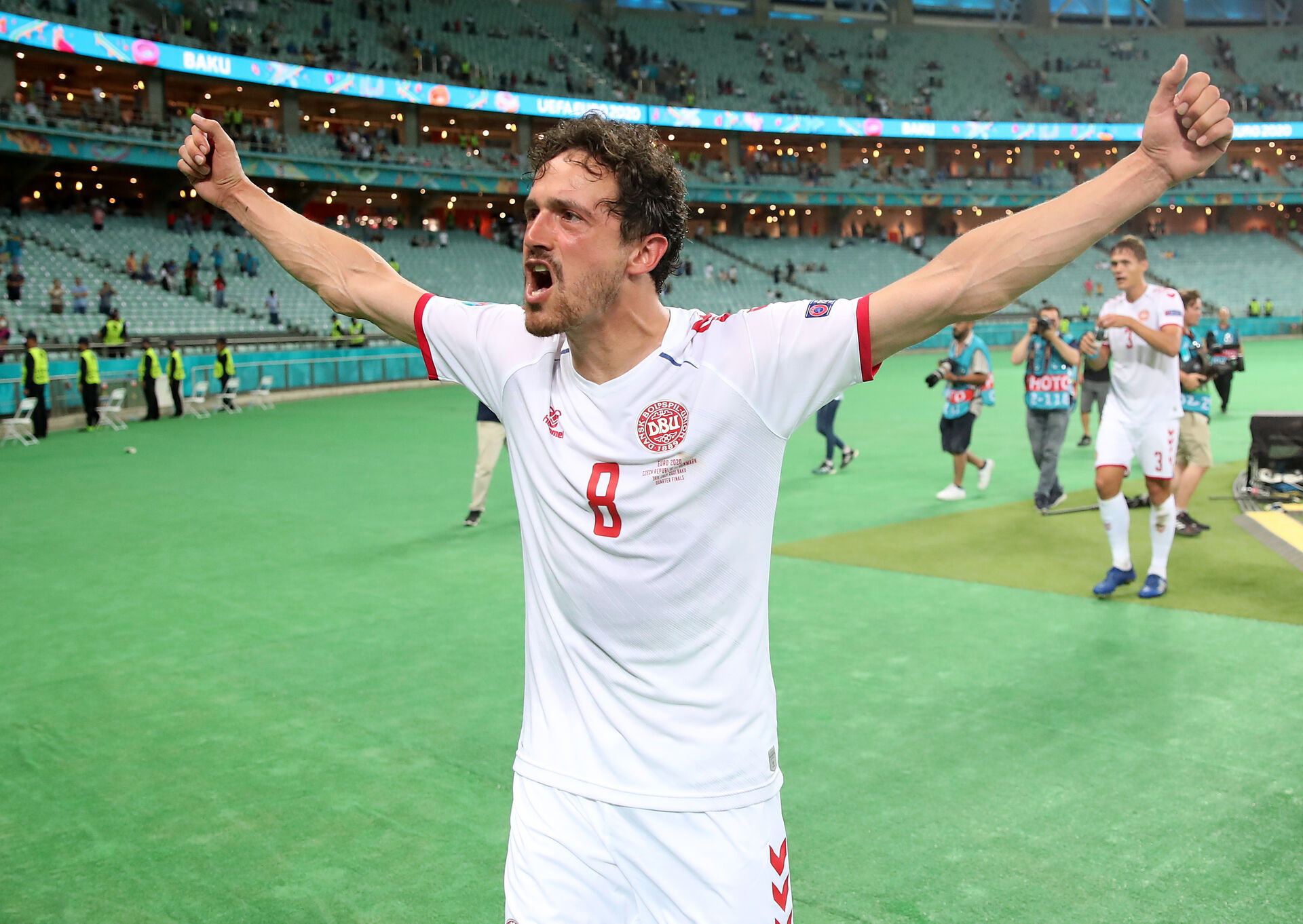 Thomas Delaney har armene i vejret.