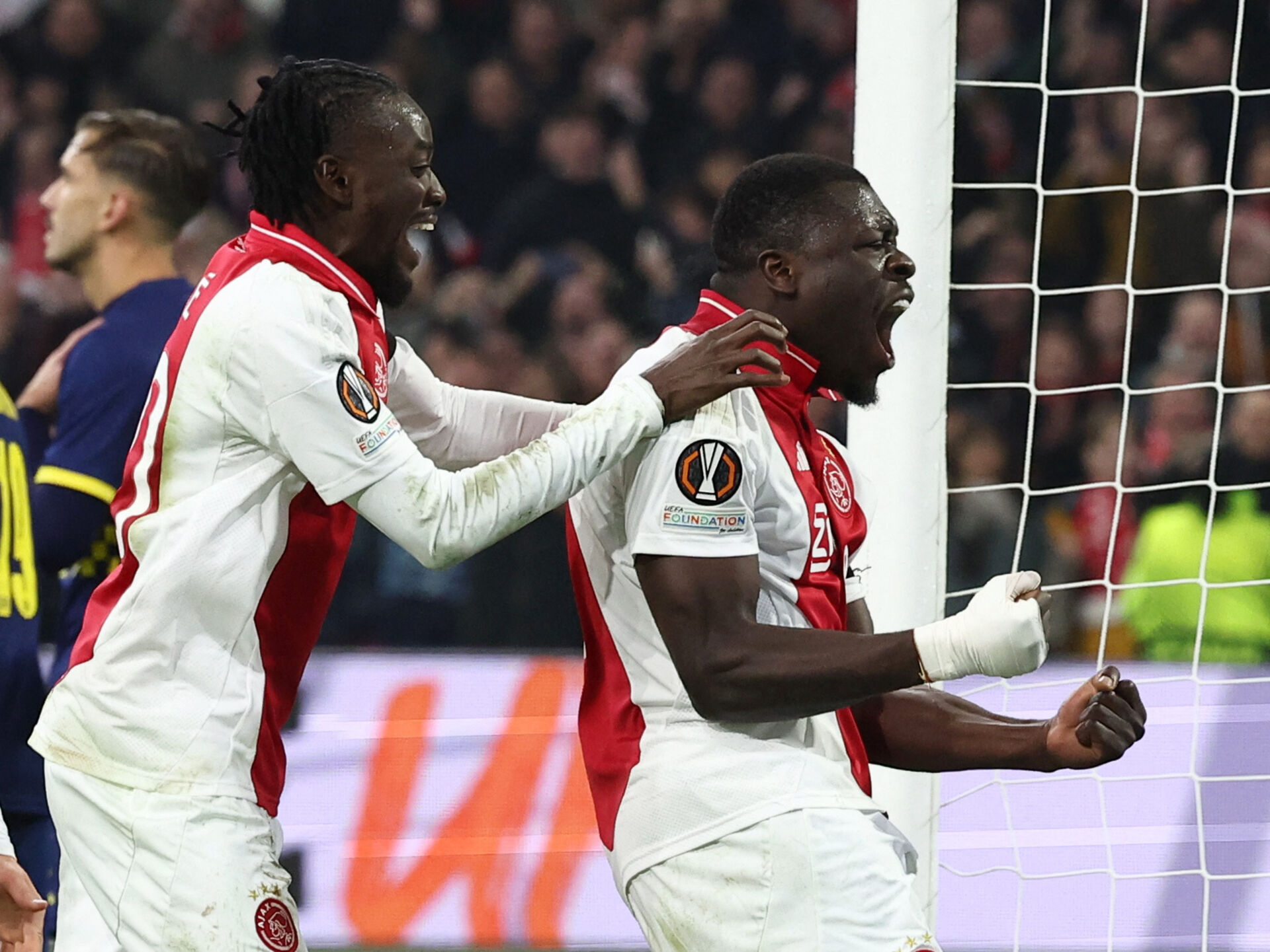 Brian Brobbey fejrer et mål for Ajax.