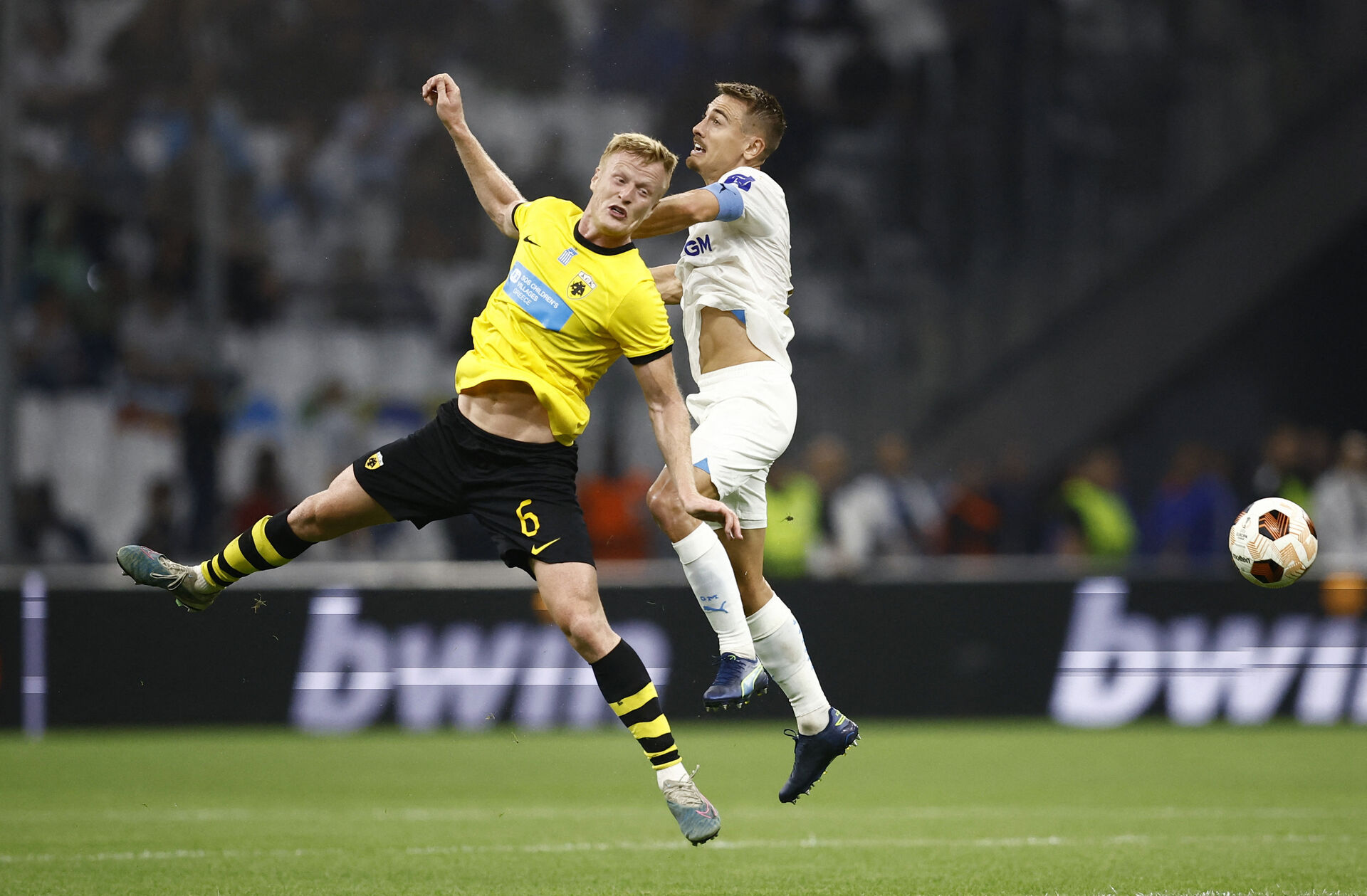Jens Jönsson i en luftduel.