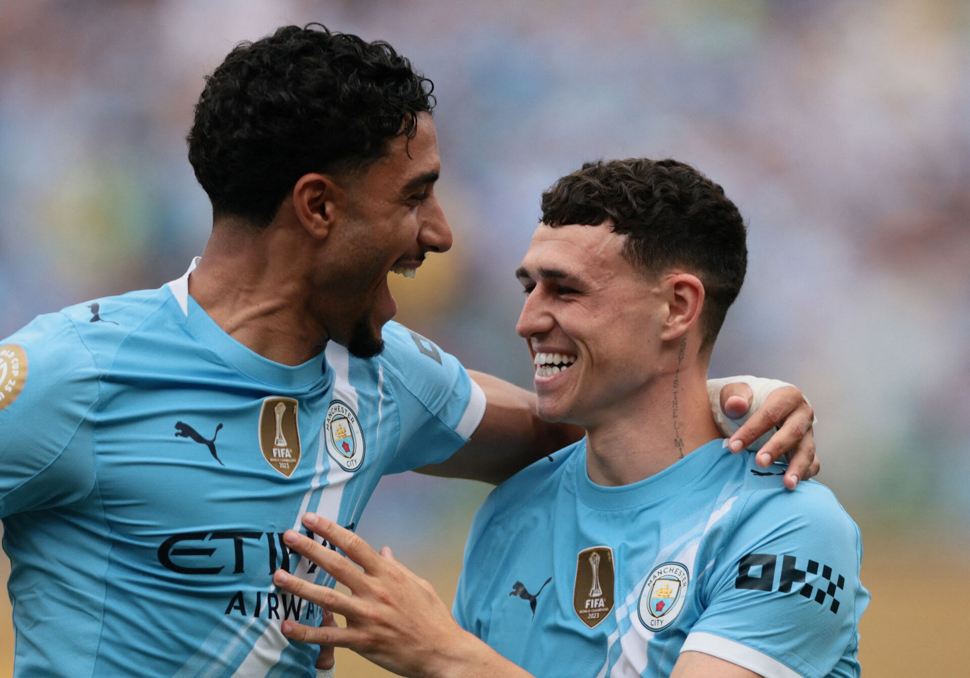 Omar Marmoush jubler sammen med Phil Foden.