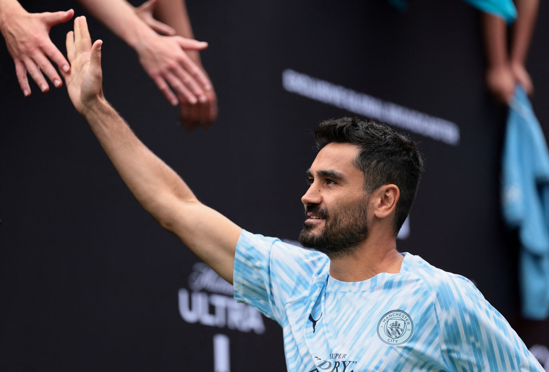 Ilkay Gündogan rækker en hånd i vejret