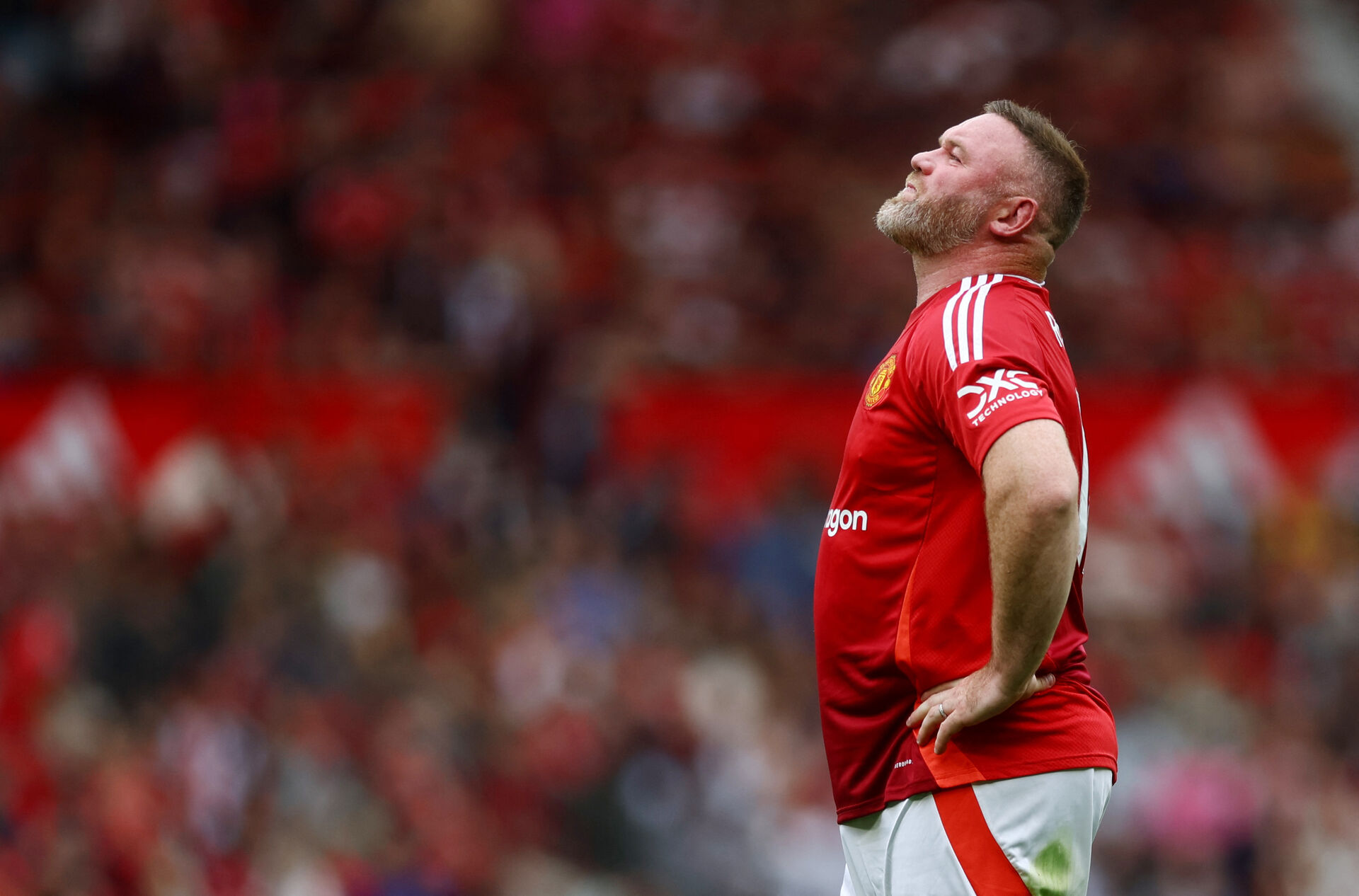 Wayne Rooney kigger mod hilmen.