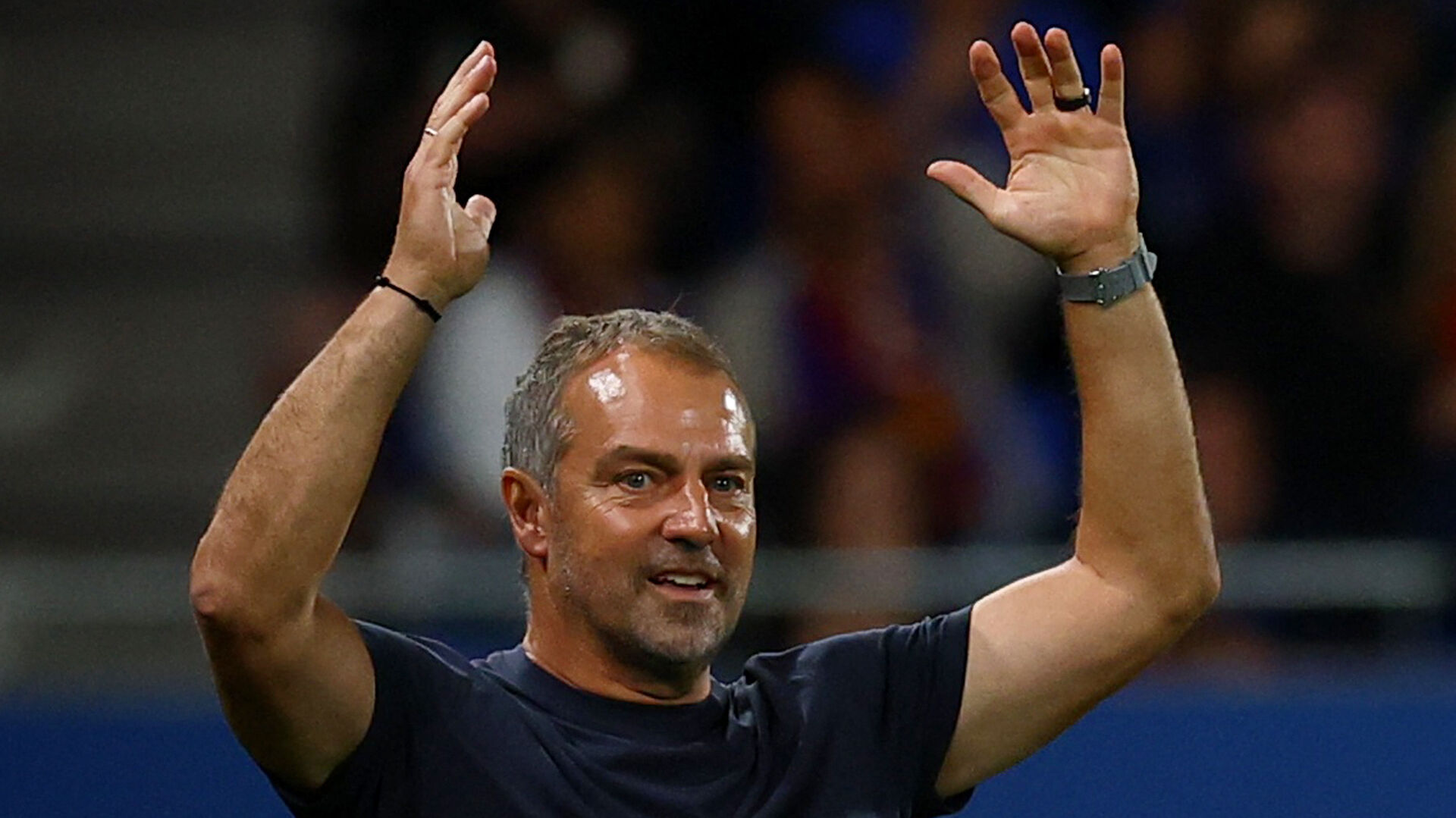 Hansi Flick med armene over hovedet