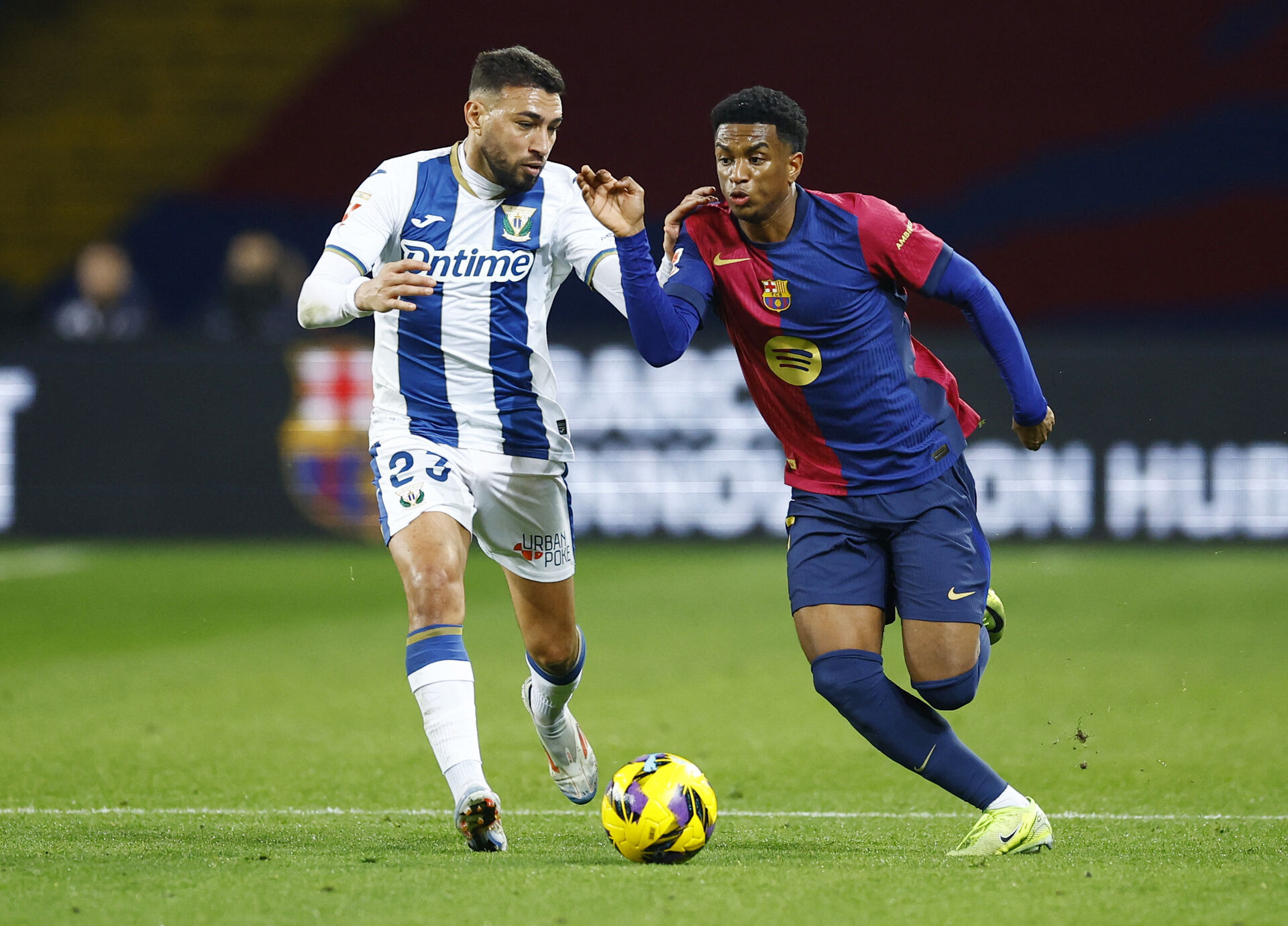 Munir El Haddadi i duel med FC Barcelonas Alejandro Balde.