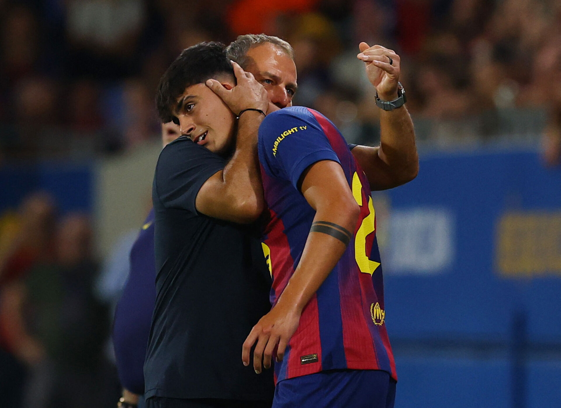 Marc Bwernal krammer træner Hansi Flick.