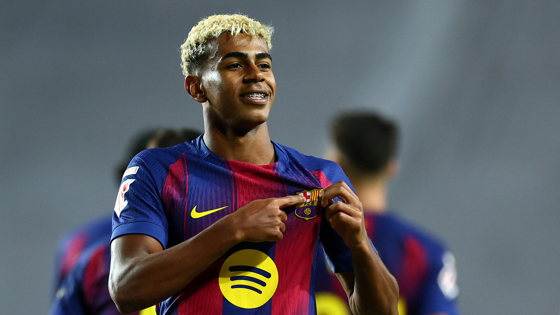 Lamine Yamal peger på Barcelonas logo