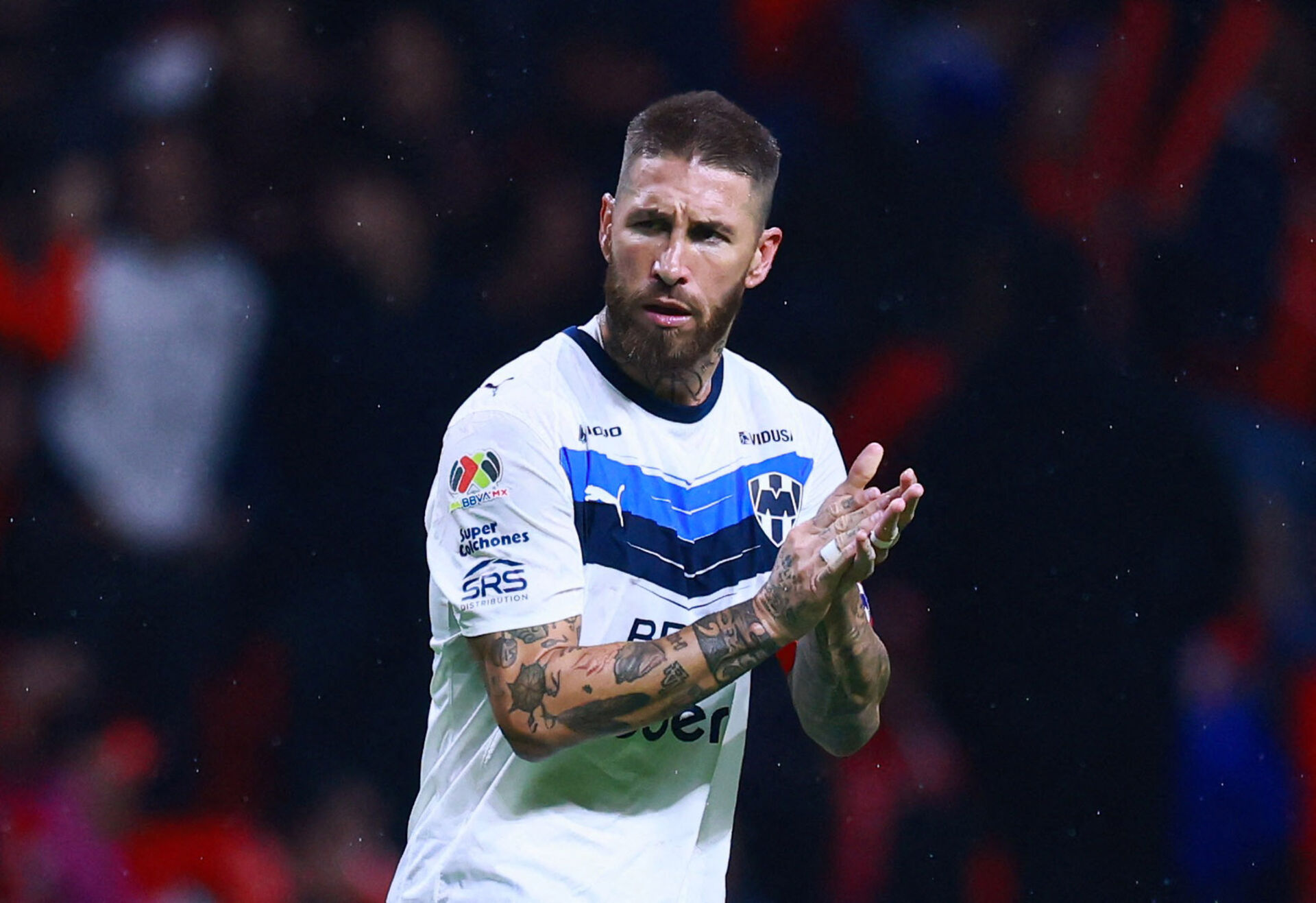 Sergio Ramos klapper i hænderne i en kamp for Monterrey.