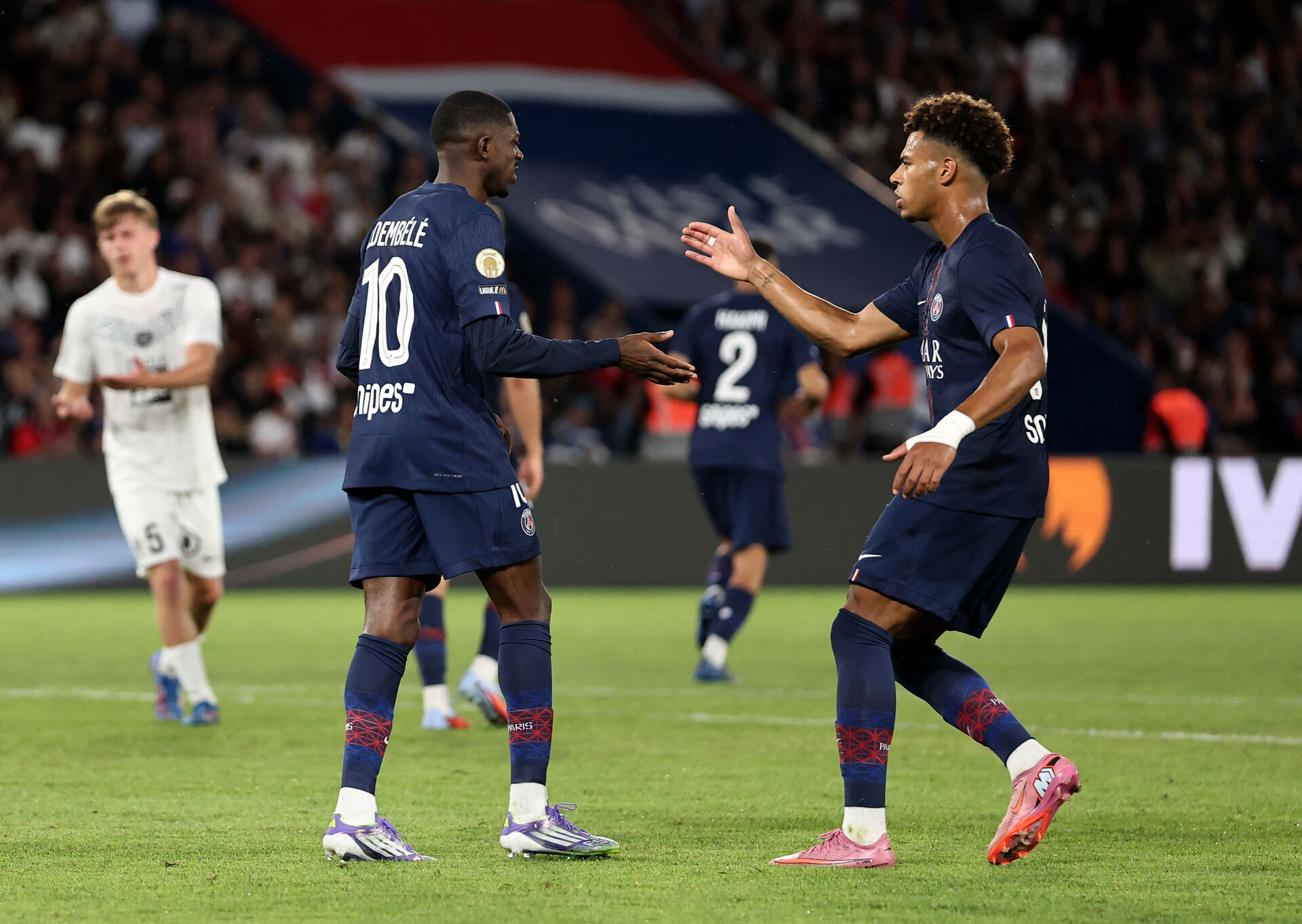 Paris Saint-Germains Desire Doue og Ousmane Dembele giver hånd