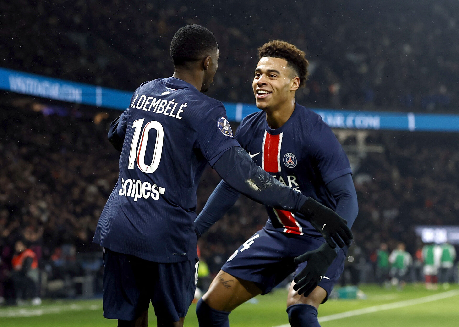 Ousmane Dembele og Desire Doue fejrer scoring sammen for PSG.