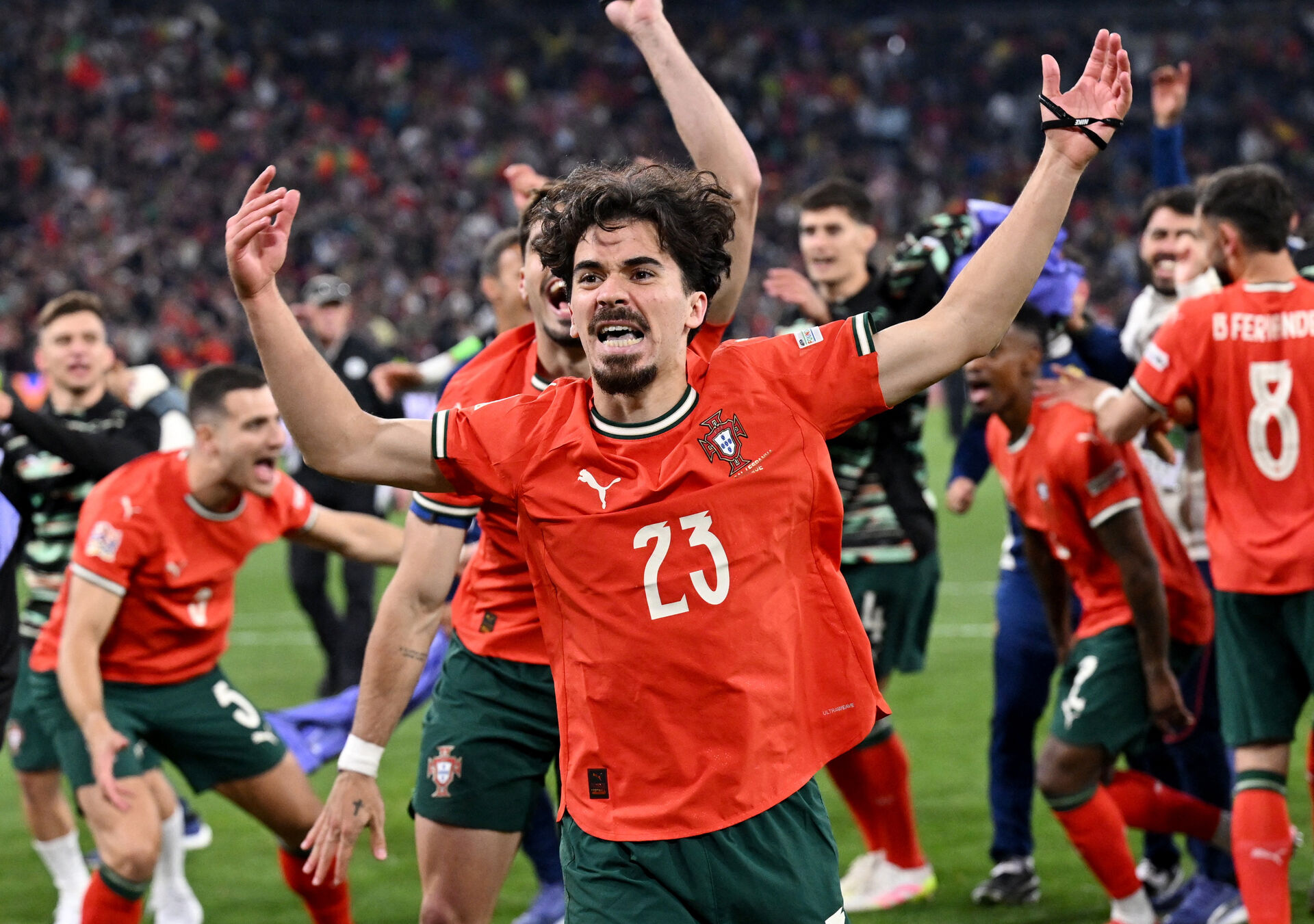 Vitinha vifter med armene efter en landskamp for Portugal