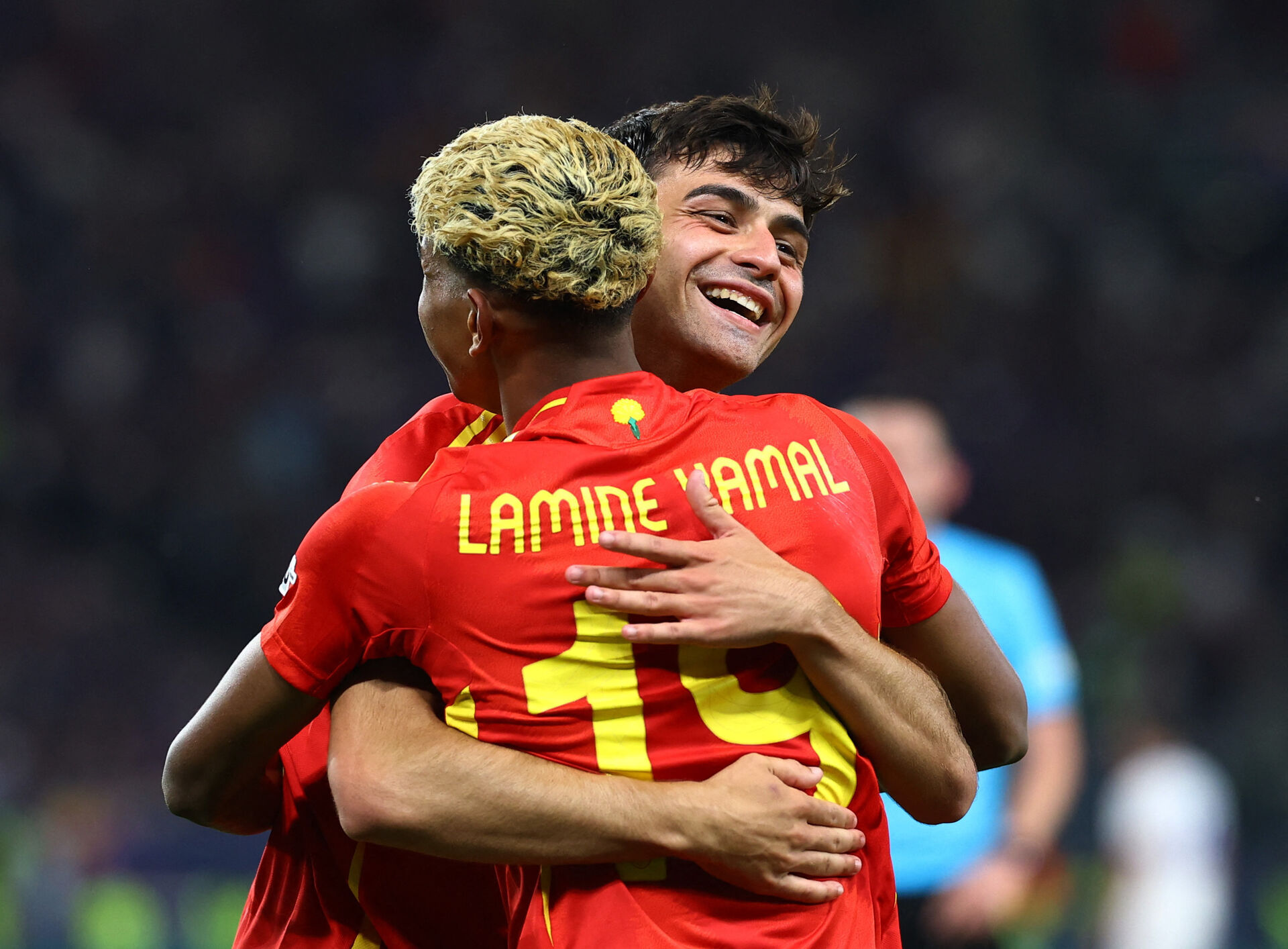 Lamine Yamal og Pedri krammer under en landskamp for Spanien