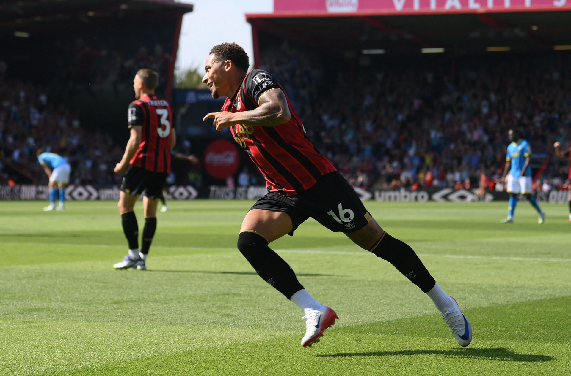 Marcus Tavernier fejrer en scoring for Bournemouth.