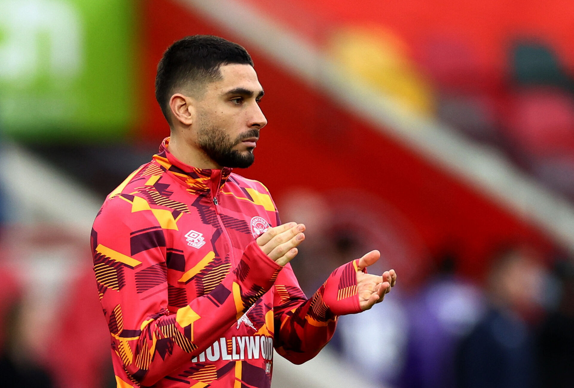 Neal Maupay klapper under en opvarmning før en Brentford-kamp