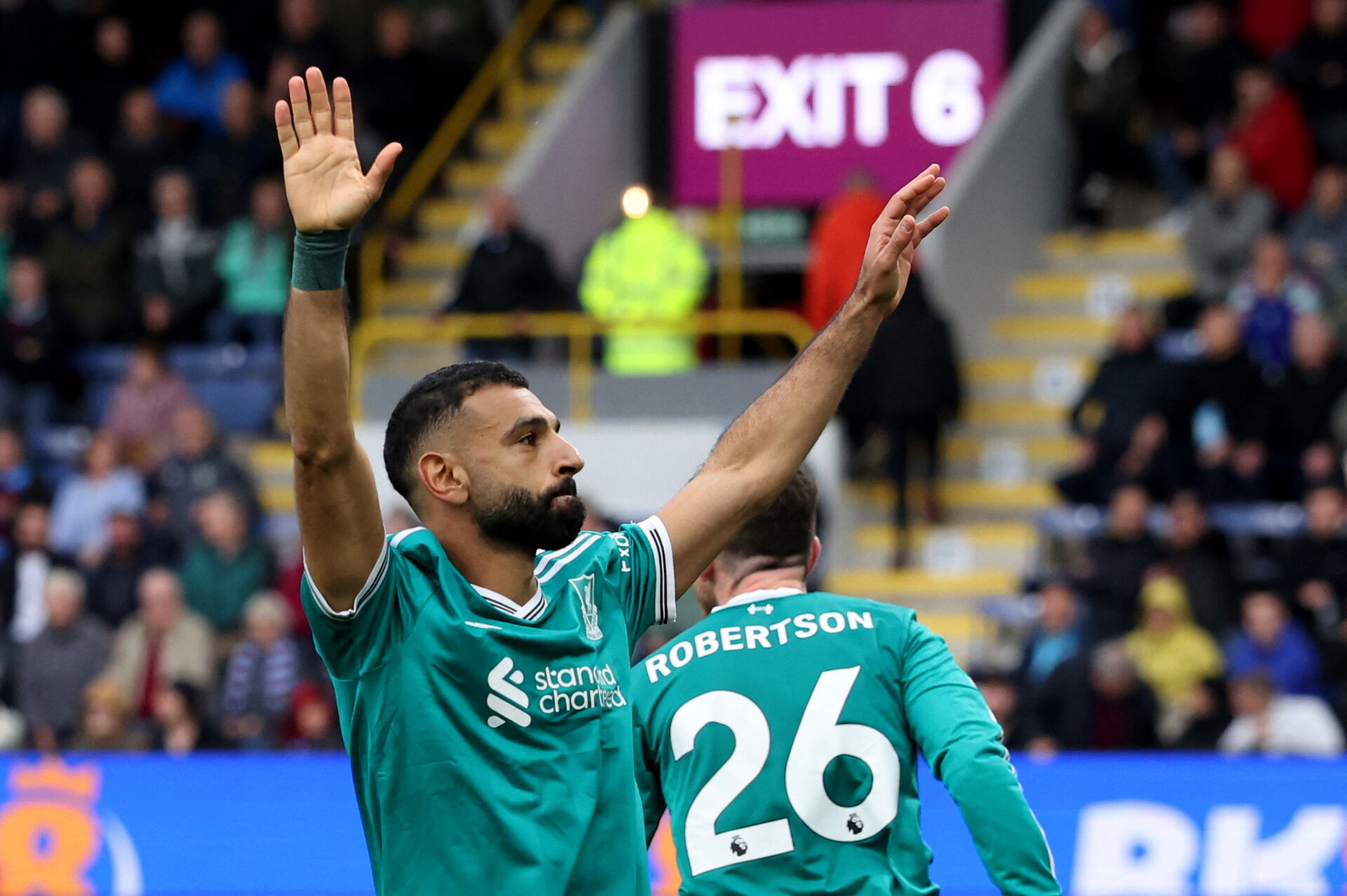 Mohamed Salah har hænderne i vejret i jubel.