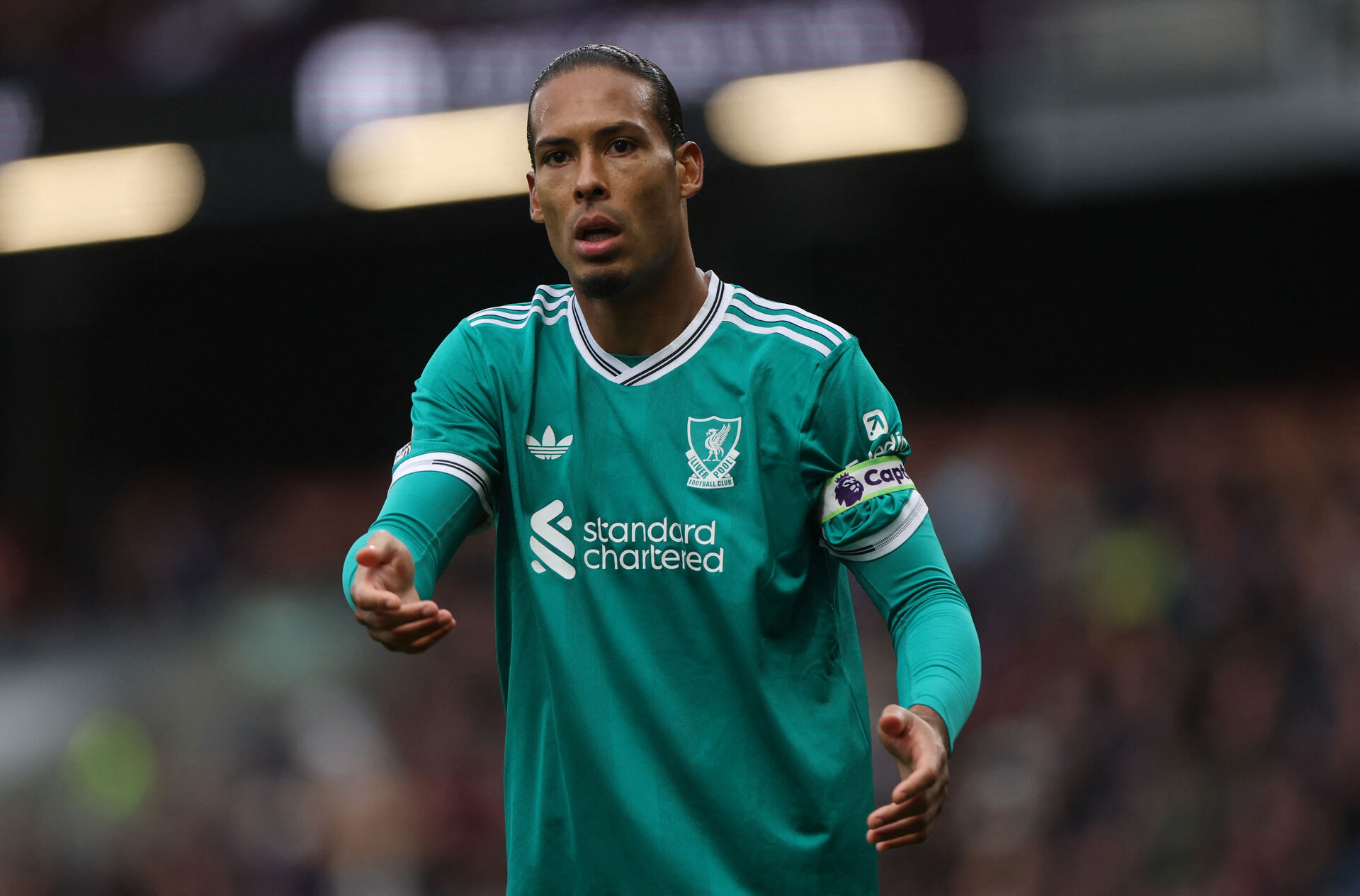 Virgil van Dijk gestikulerer med hænderne i kamp for Liverpool.