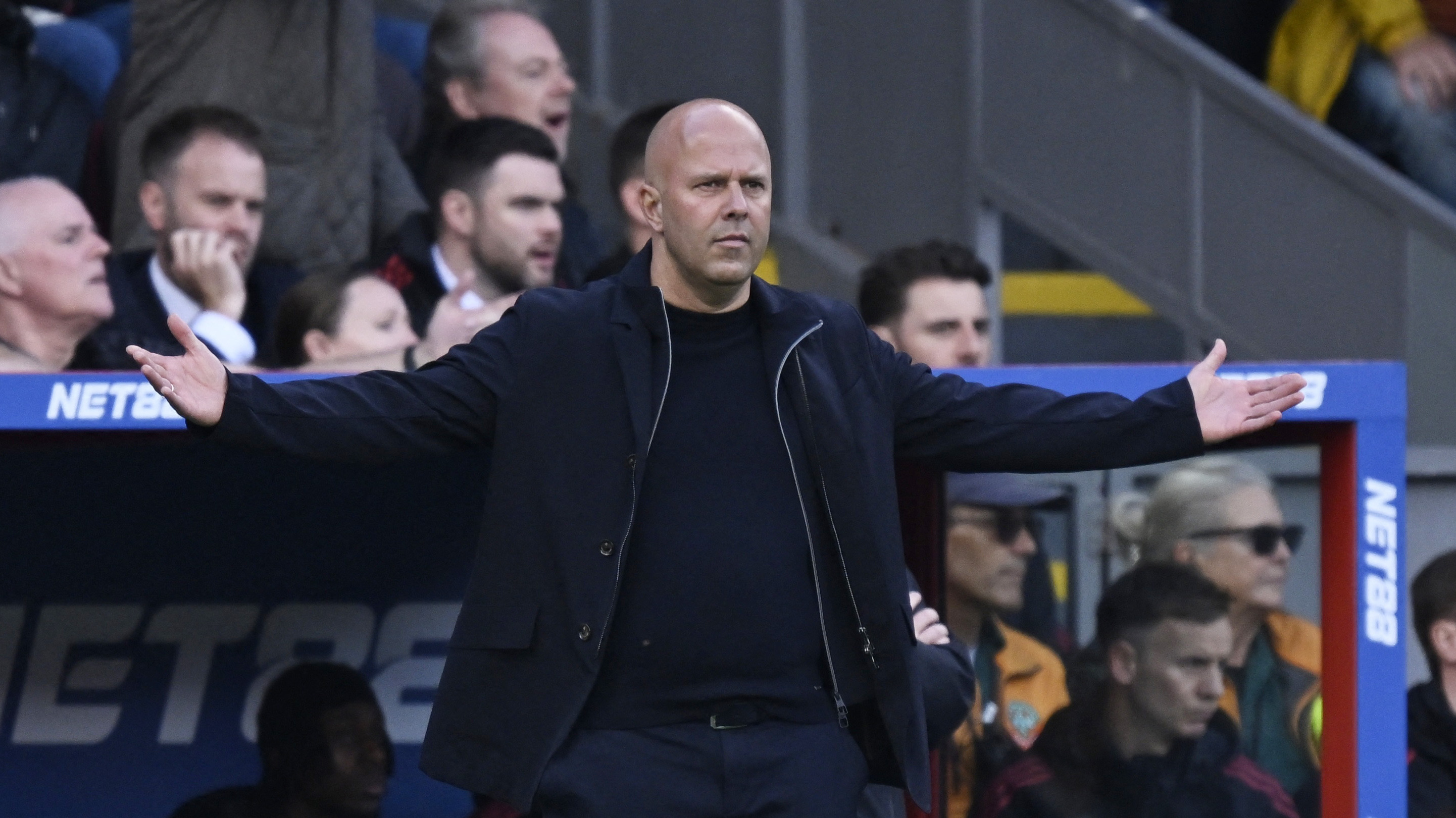 Arne Slot gestikulerer