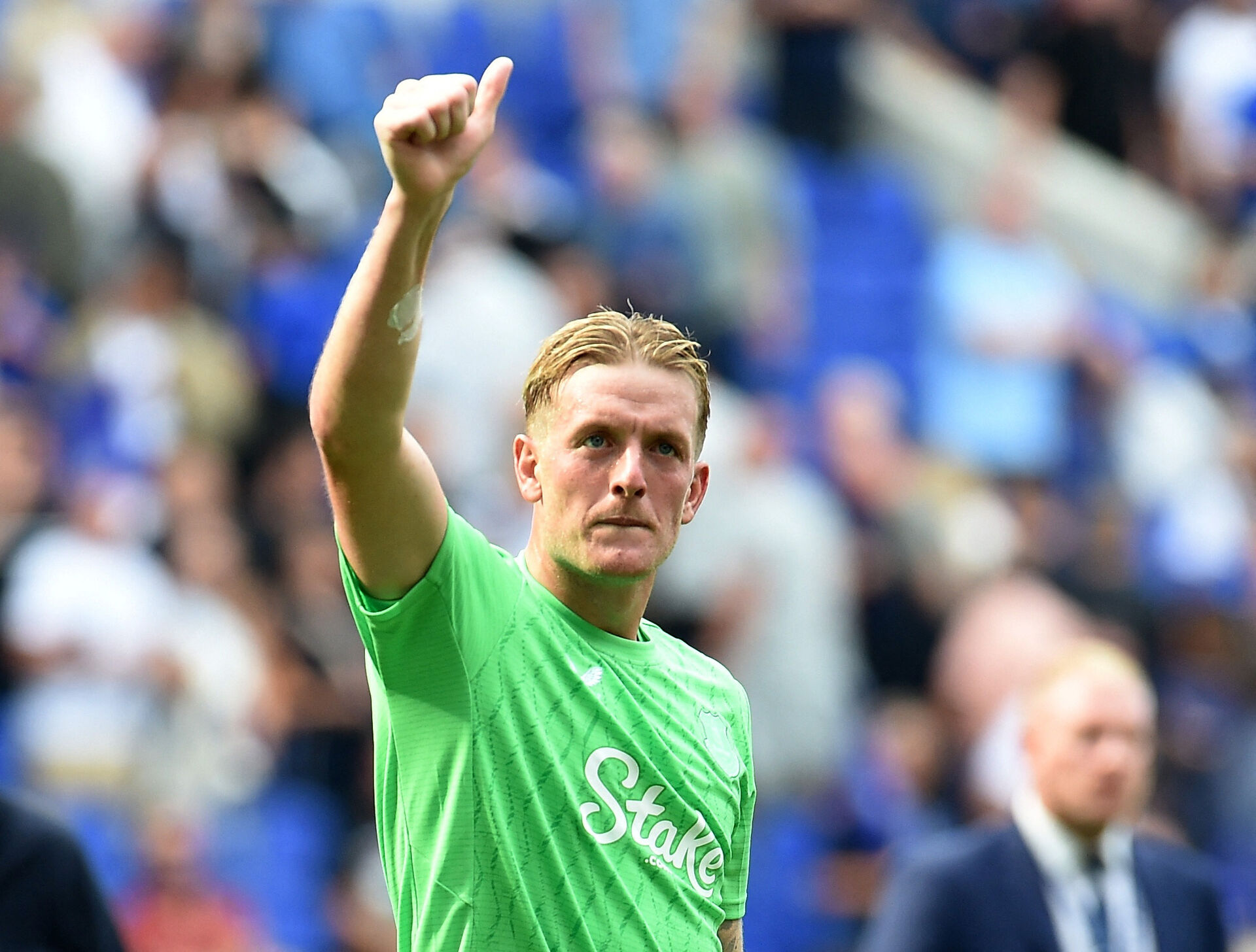 Jordan Pickford giver en thumbs up.
