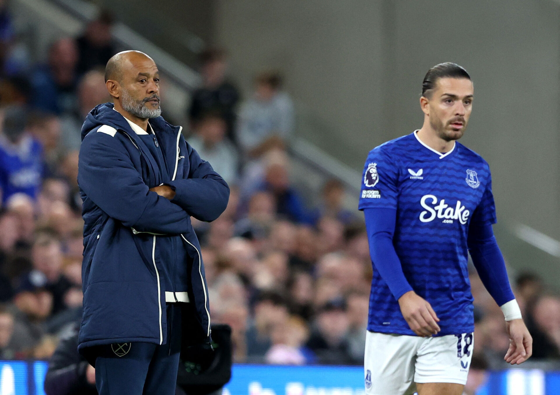 Nuno Espirito Santo og Jack Grealish side om side i Premier League-kamp.