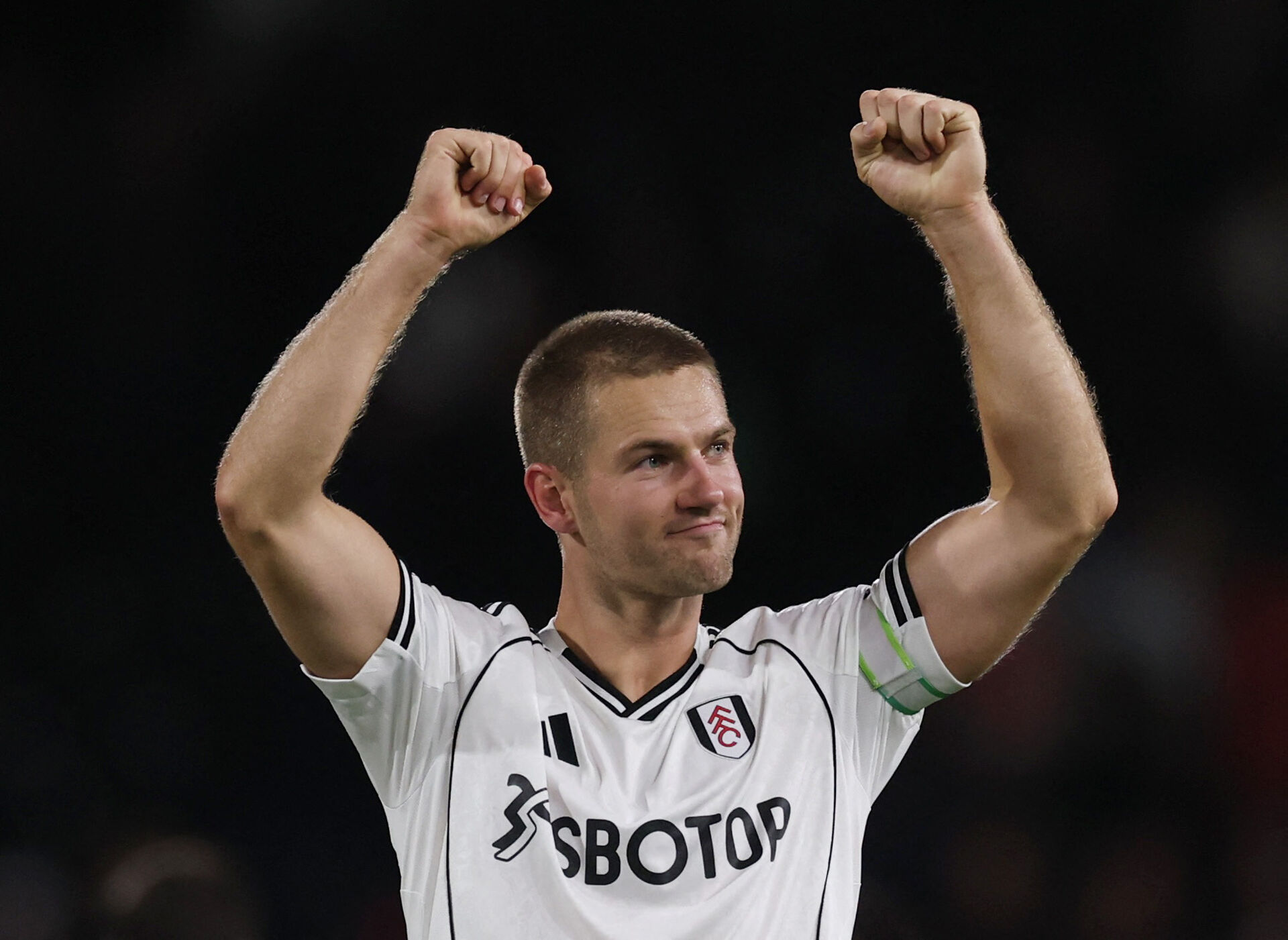 Joachim Andersen med to hænder i vejret efter sejr over Brentford.