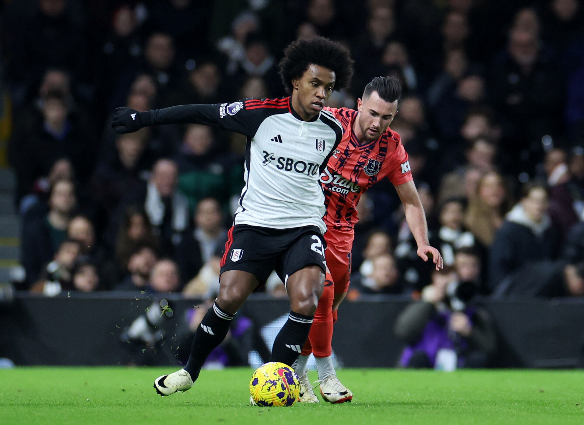 Willian på bolden under en kamp for Fulham.