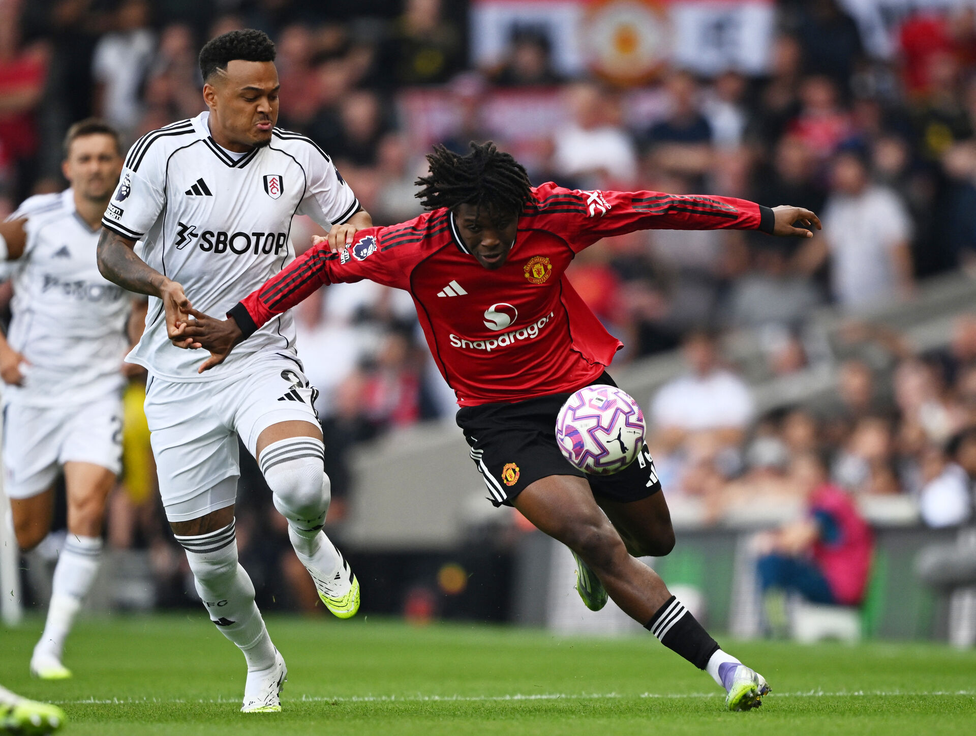 Patrick Dorgu i aktion for Manchester United mod Fulham.