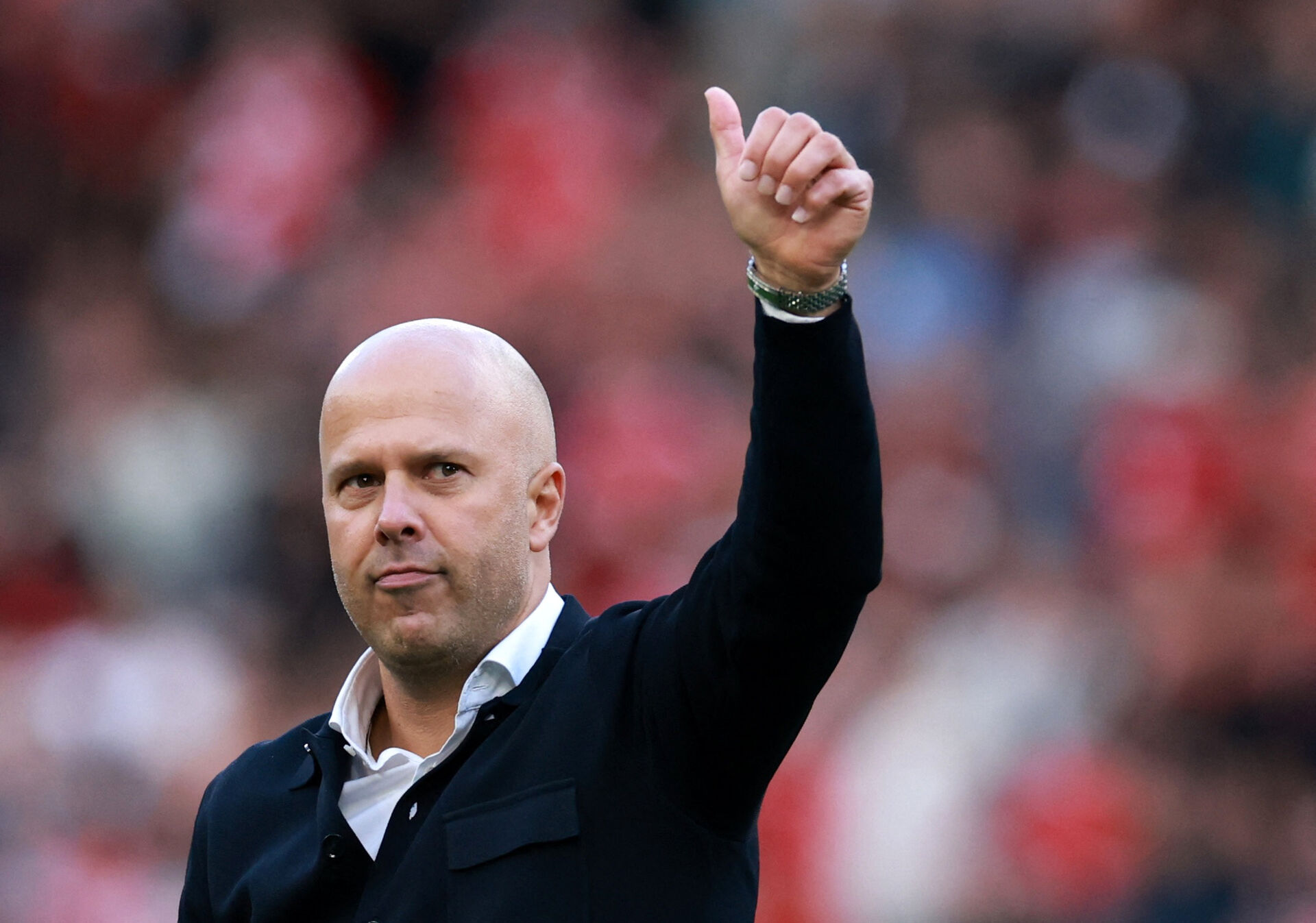 Arne Slot viser en tommel op.