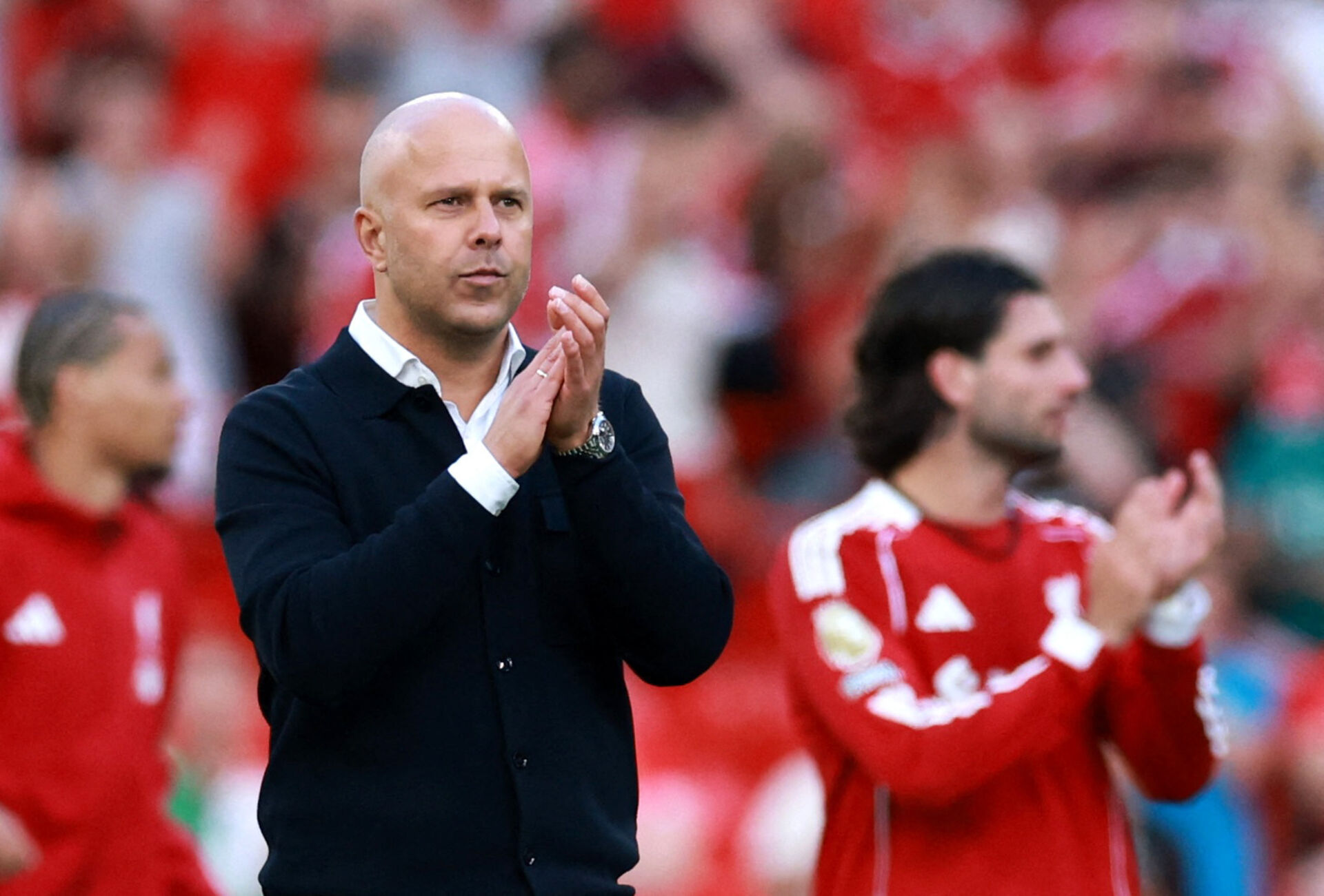 Lioverpool-manager Arne Slot klapper.