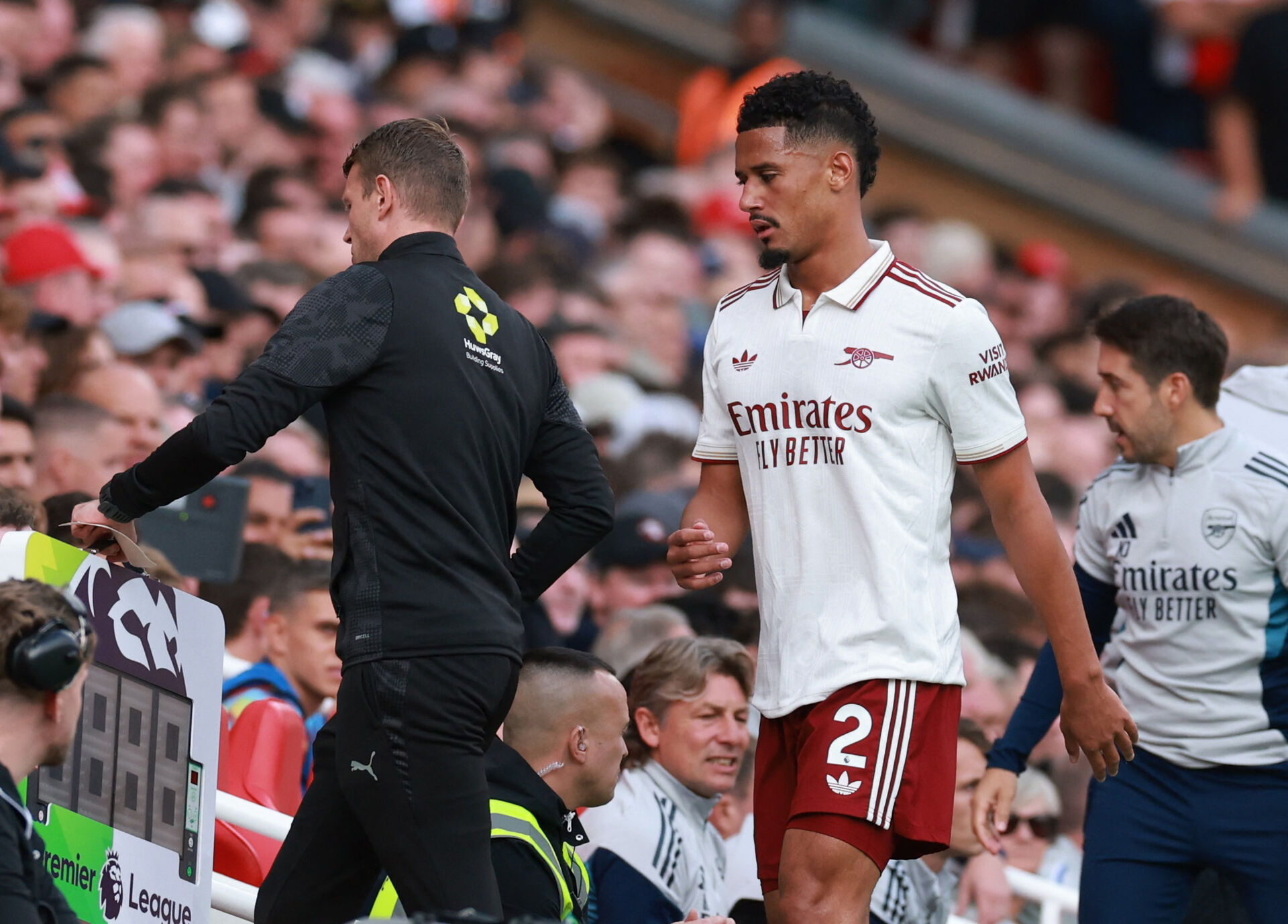 William Saliba går fra banen udner en Arsenal-kamp