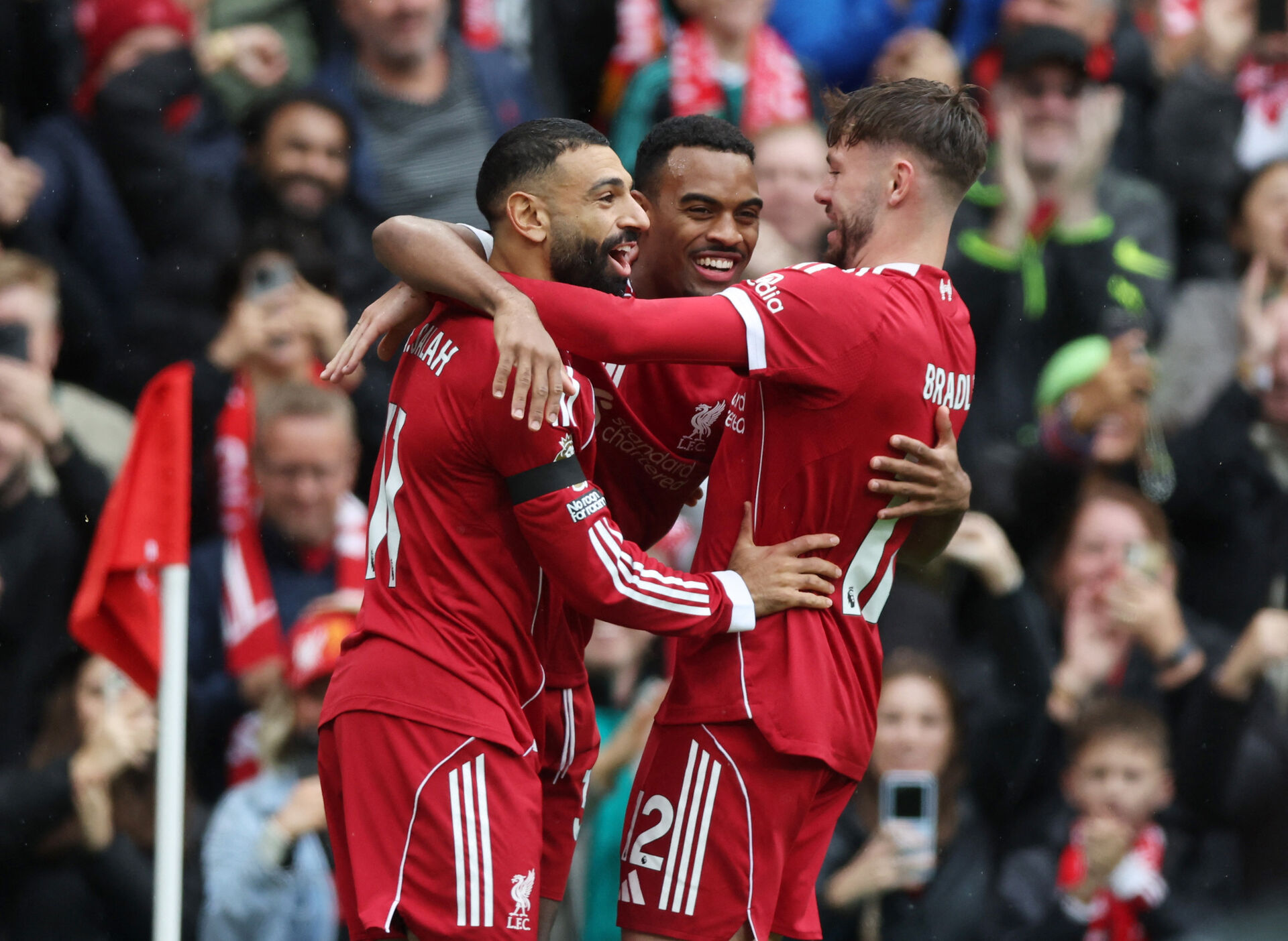 Liverpools spillere jubler over en scoring.