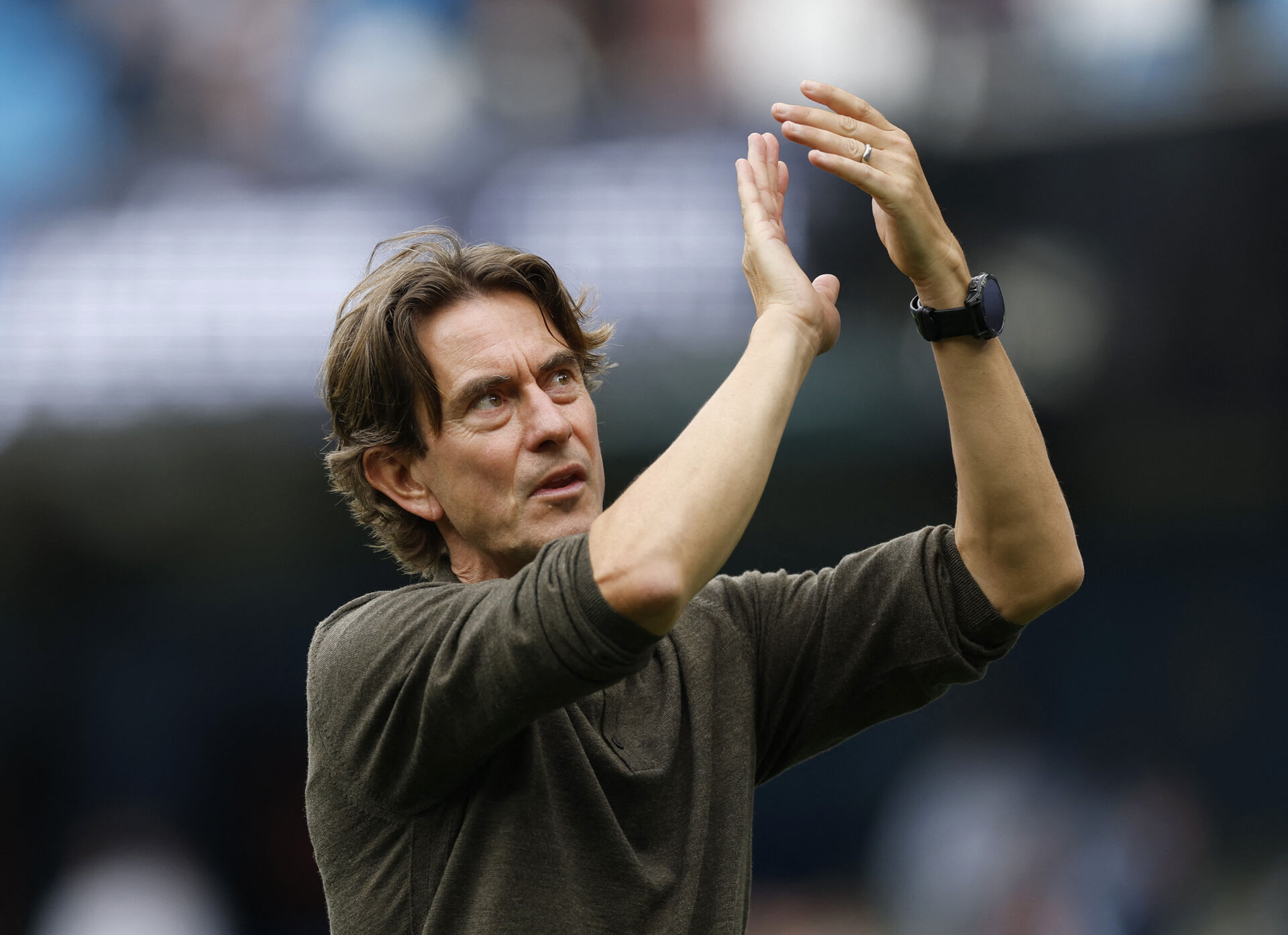 Thomas Frank klapper med hænderne over hovedet.