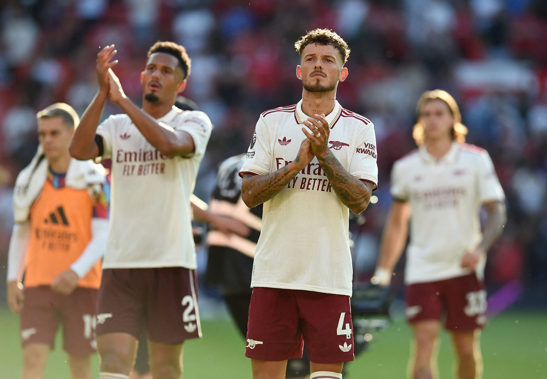 Ben White klapper ud til Arsenals fans.