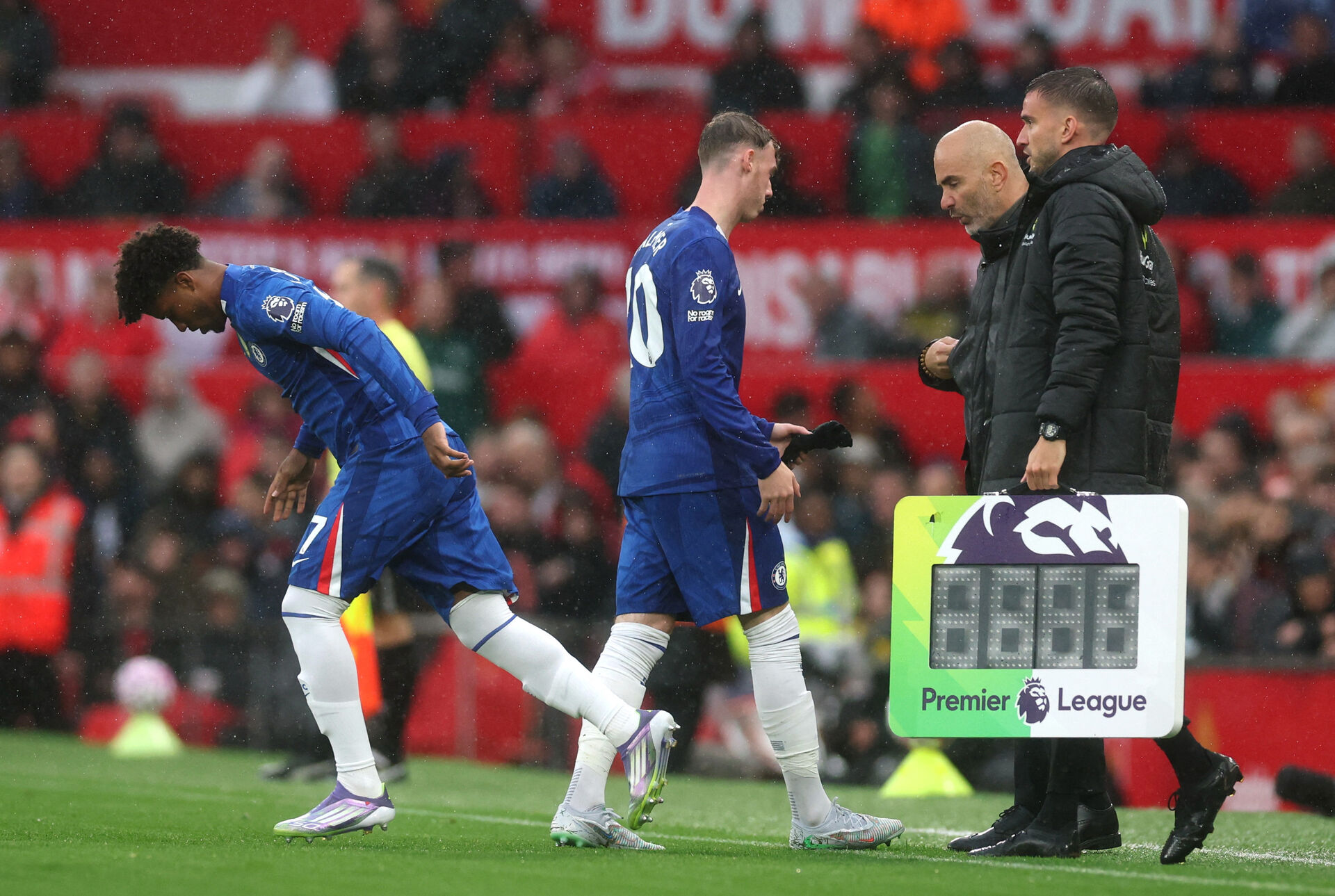 Cole Palmer skiftes ud under Chelseas kamp mod Manchester United.