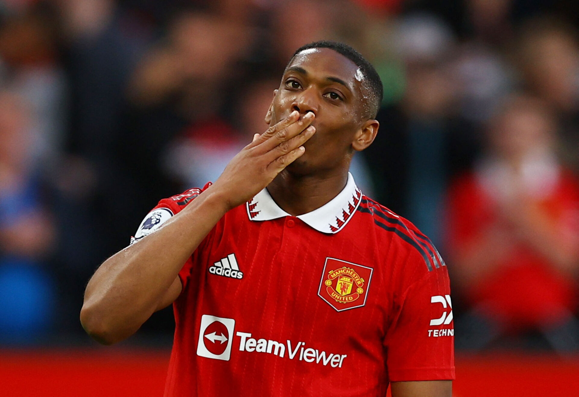 Anthony Martial i sin tid i Manchester United kysser sin hånd.