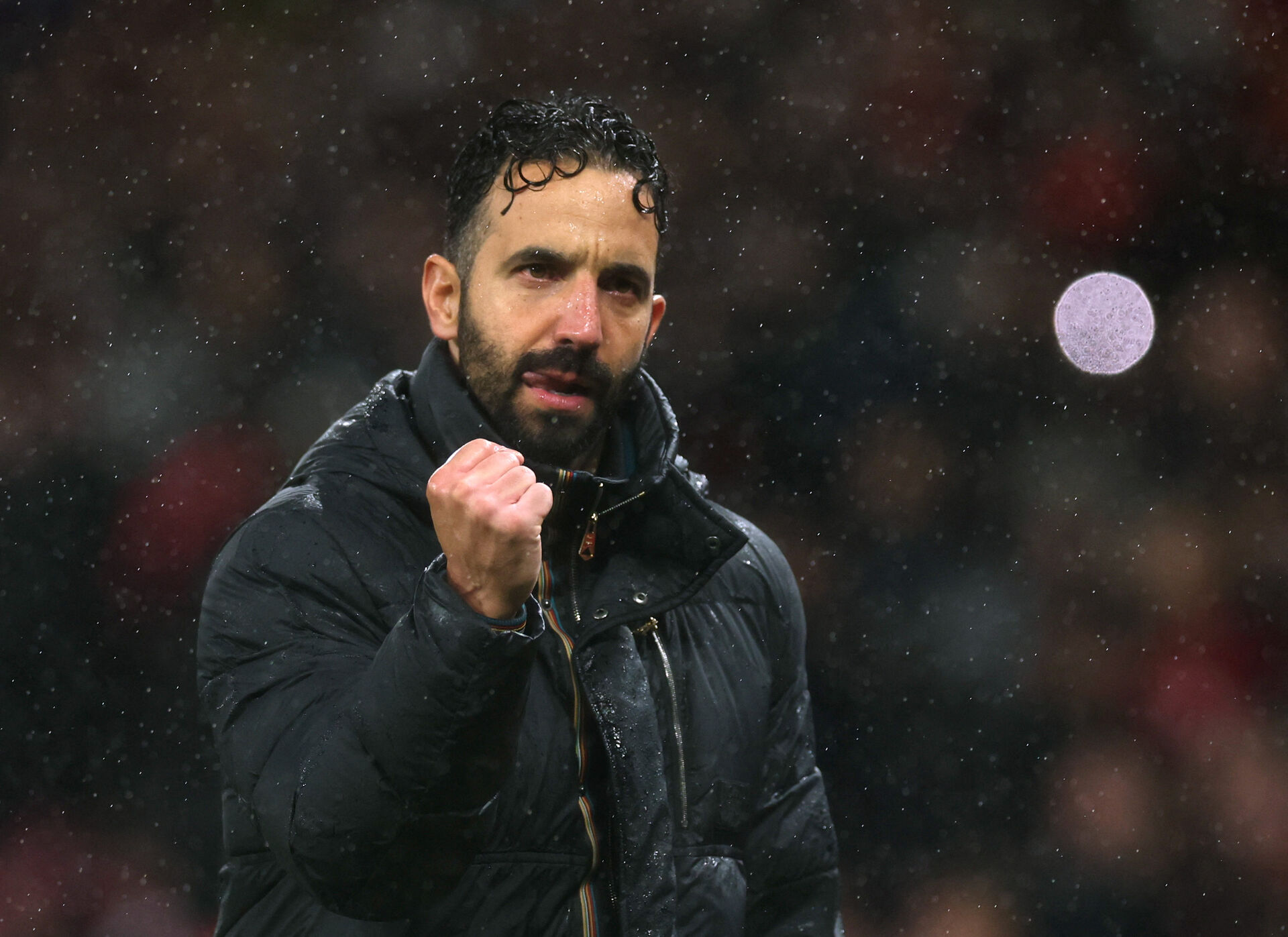 Ruben Amorim står med knyttet næve.
