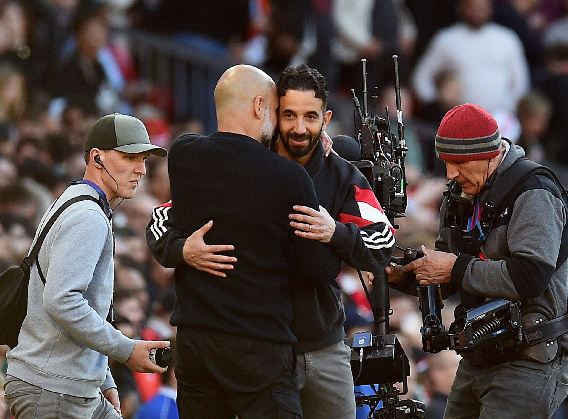 Ruben Amorim og Pep Guardiola krammer hinanden.