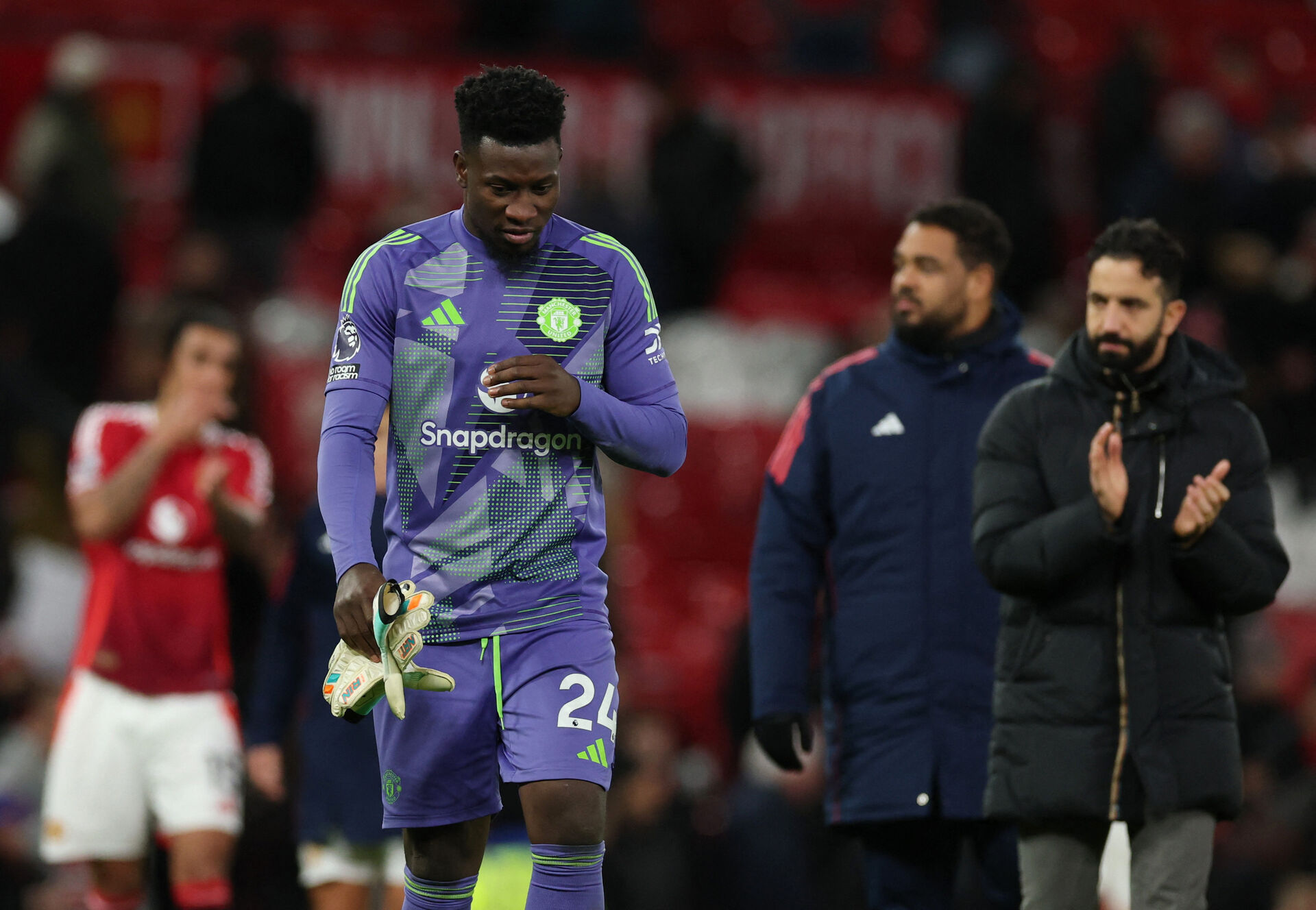 Andre Onana i Manchester United trøjen med manager Ruben Amorim i baggrunden.