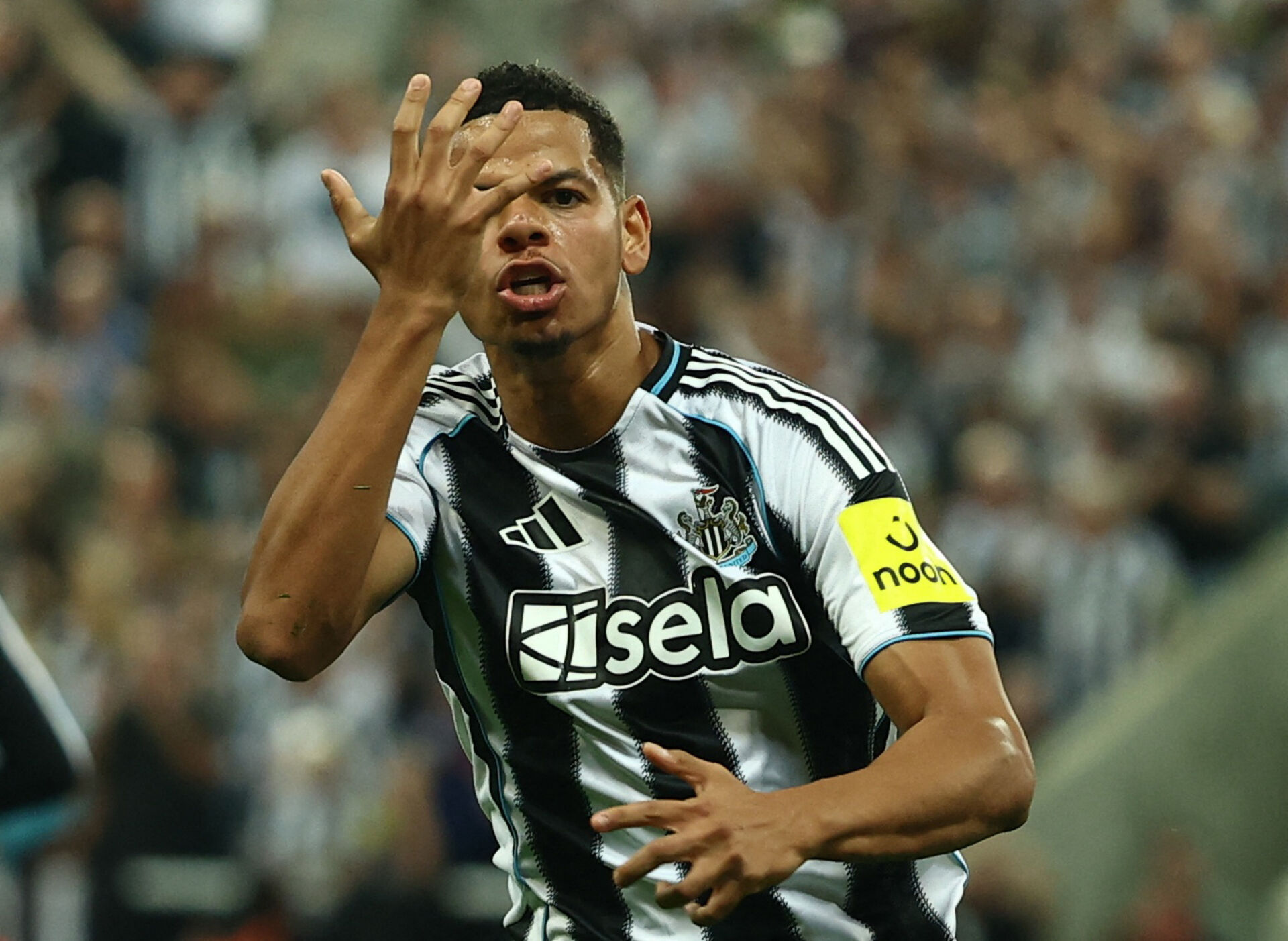 Danske William Osula fejrer sin scoring for Newcastle mod Liverpool.