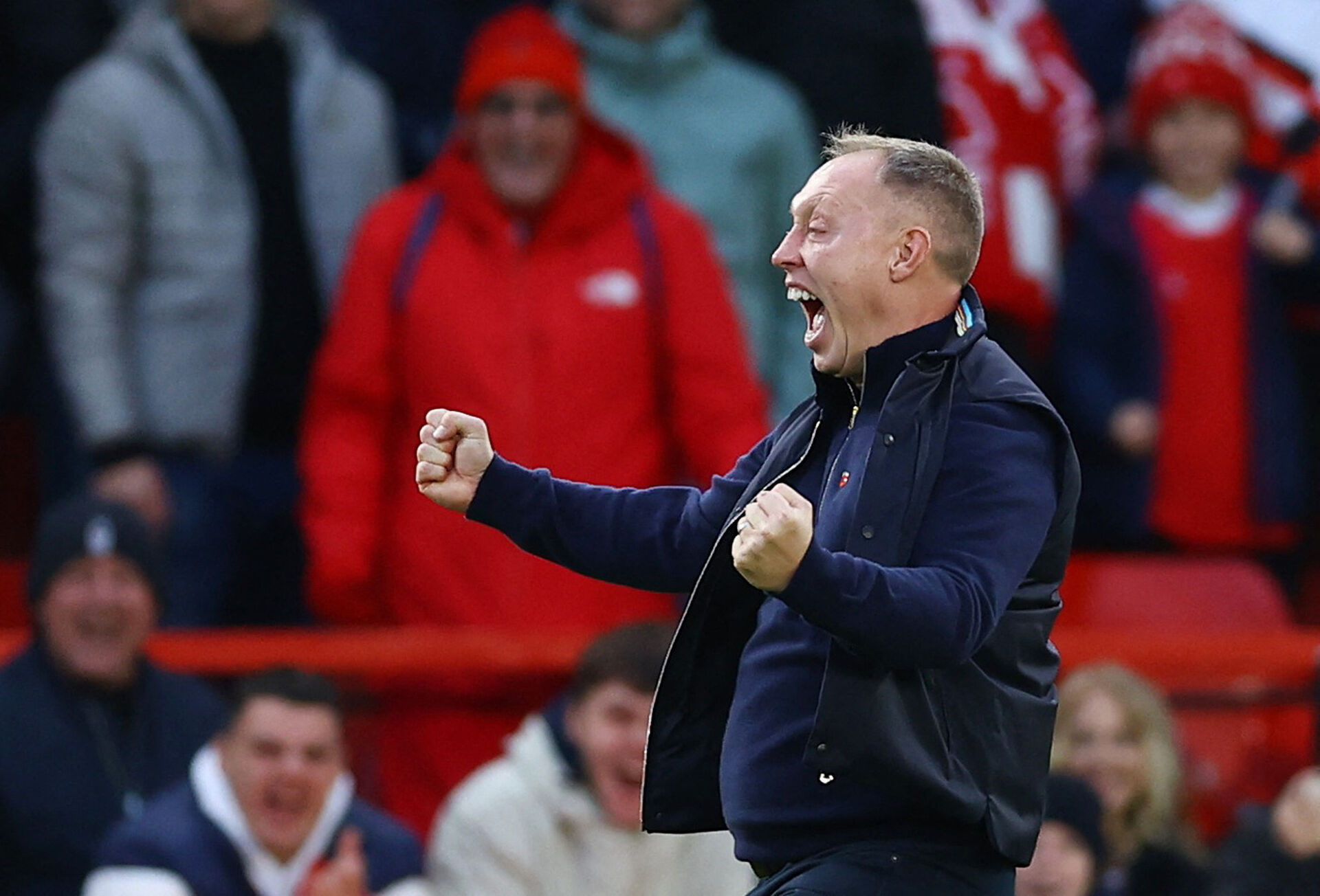 Steve Cooper knytter næverne og fejrer en scoring af Nottingham Forest.