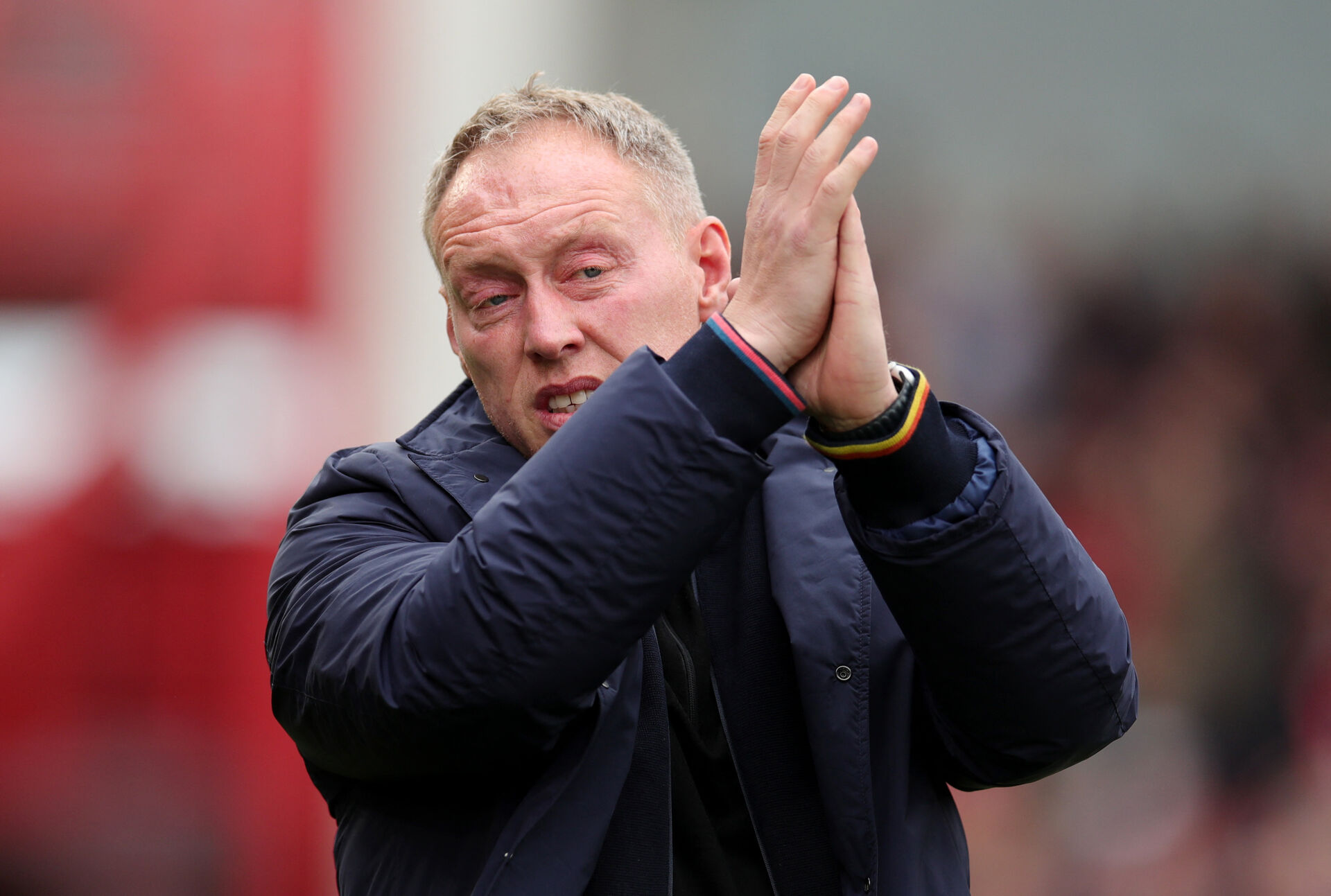 Steve Cooper klapper ud til tilskuerne.