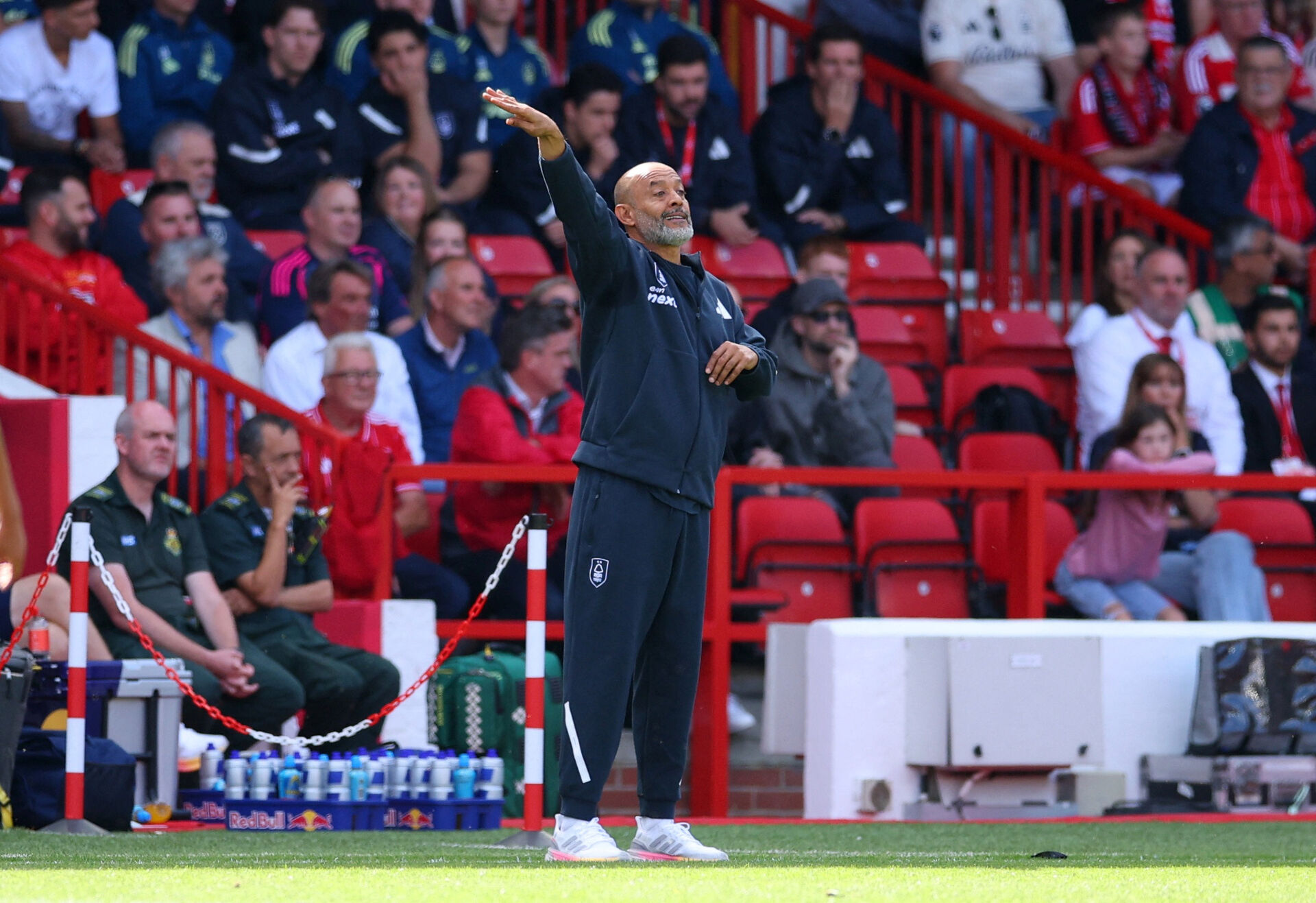 Nuno Espirito Santo dirigerer spillerne i Nottingham Forest.