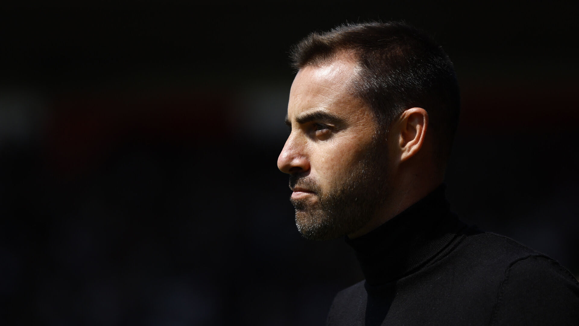 Ruben Selles foran sort baggrund