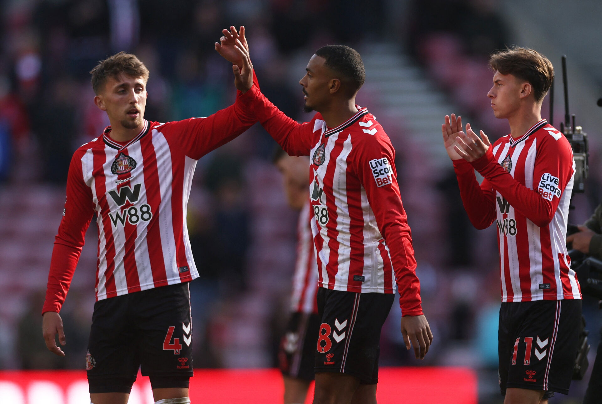 Sunderland-spillere jubler sammen over scoring i Premier League.