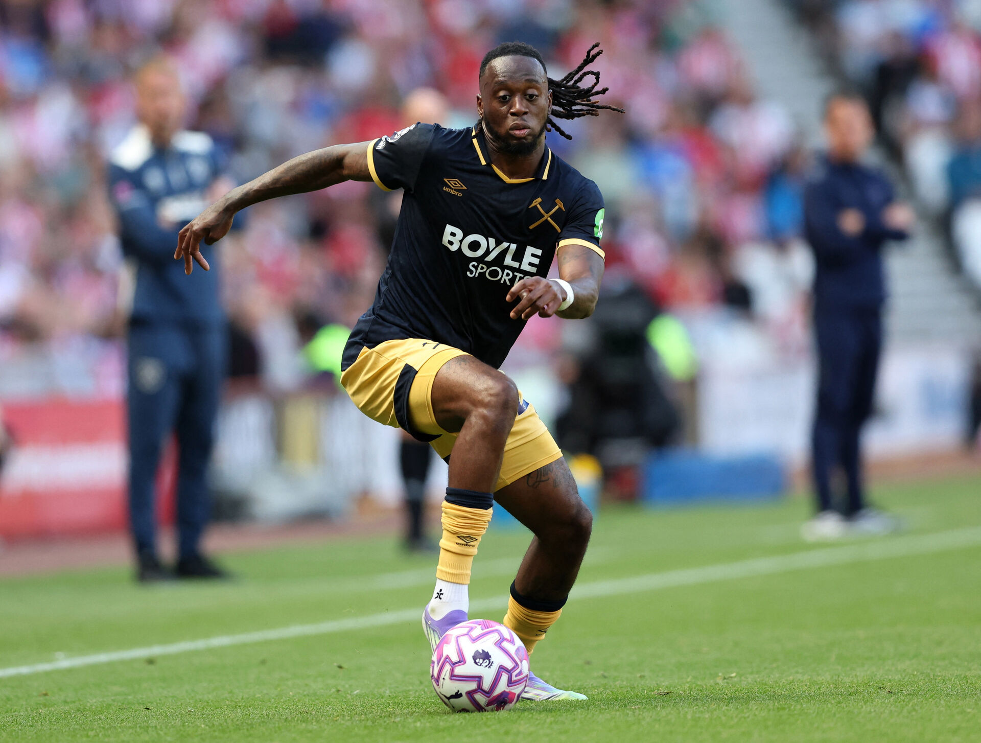 Aaron Wan-Bissaka i aktion med bolden for West Ham mod Sunderland.